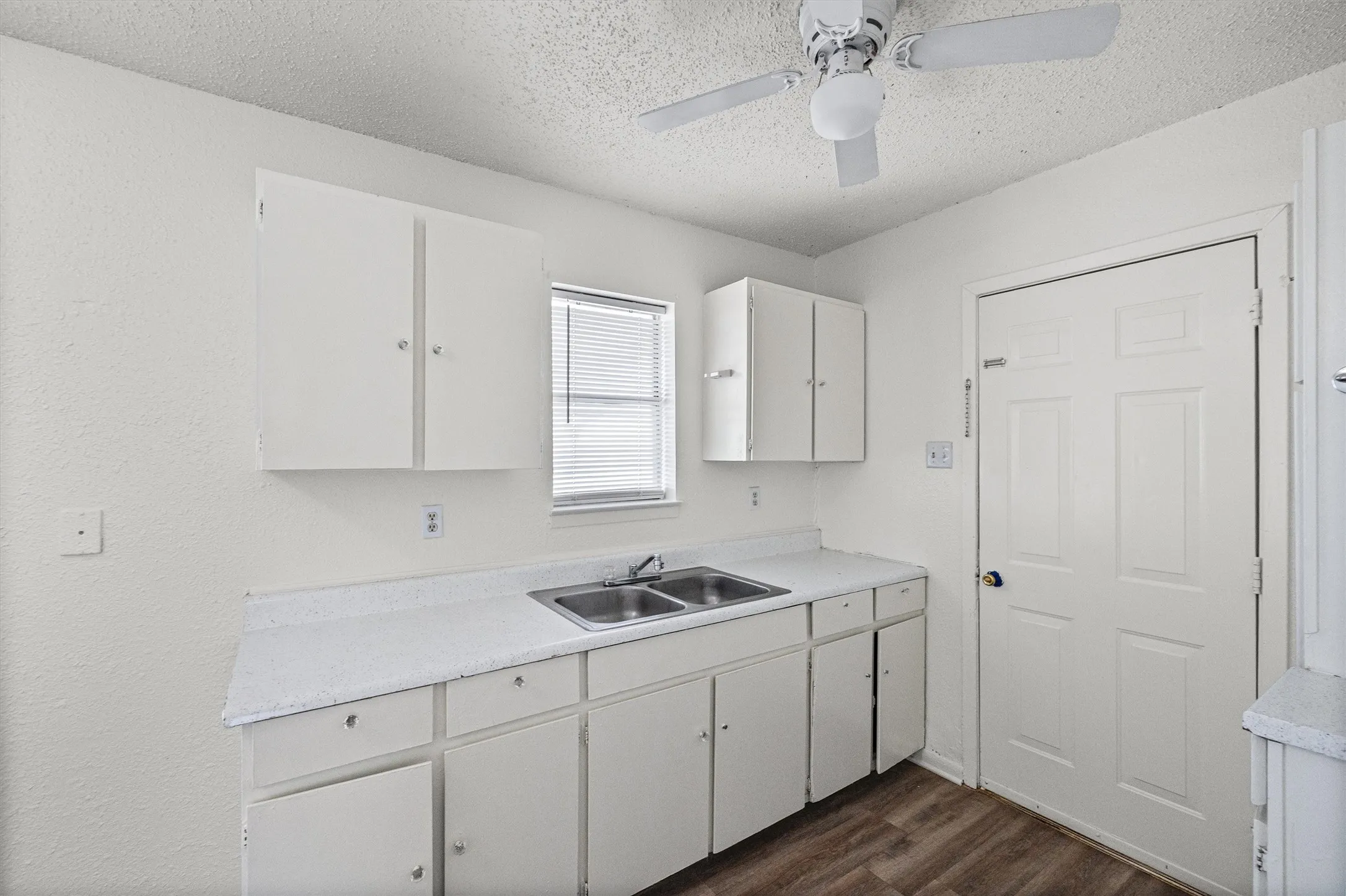 Single Family Residence For Sale in Bosque County , 500 Hwy 22, Meridian, Texas 76665, 3 Bedroom, 2 Bathroom, Garage spaces, 1,007 Sqft, built in 1972, mls#21225460, Real Estate Agent in Meridian, Homes For Sale in Bosque county, Homes For Sale in Meridian, Realtor in Meridian Texas, Real Estate Brokerage Independent Realty Texas, Luminita Cordes Realtor