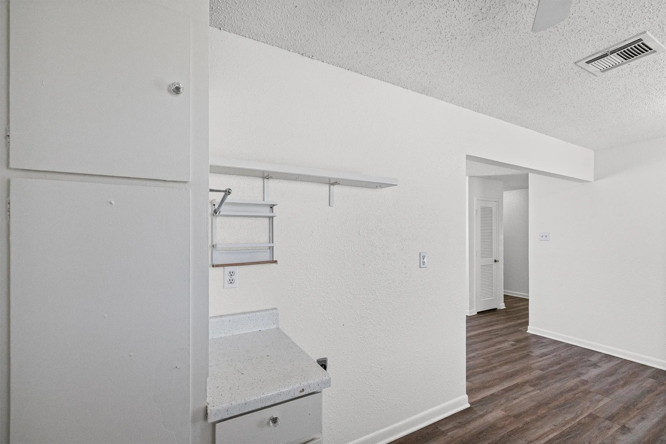 Single Family Residence For Sale in Bosque County , 500 Hwy 22, Meridian, Texas 76665, 3 Bedroom, 2 Bathroom, Garage spaces, 1,007 Sqft, built in 1972, mls#21225460, Real Estate Agent in Meridian, Homes For Sale in Bosque county, Homes For Sale in Meridian, Realtor in Meridian Texas, Real Estate Brokerage Independent Realty Texas, Luminita Cordes Realtor