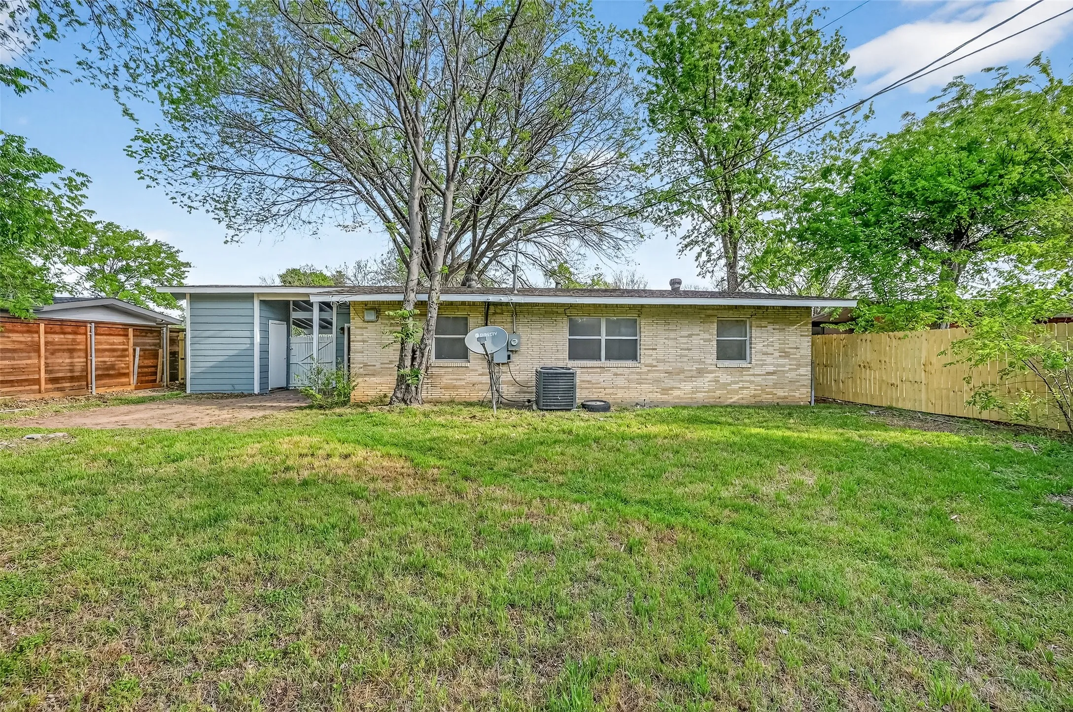 Single Family Residence For Sale in Tarrant County , 2116 Marilyn Lane, Arlington, Texas 76010, 4 Bedroom, 2 Bathroom, Garage spaces, 1,365 Sqft, built in 1955, mls#21224164, Real Estate Agent in Arlington, Homes For Sale in Tarrant county, Homes For Sale in Arlington, Realtor in Arlington Texas, Real Estate Brokerage Independent Realty Texas, Luminita Cordes Realtor