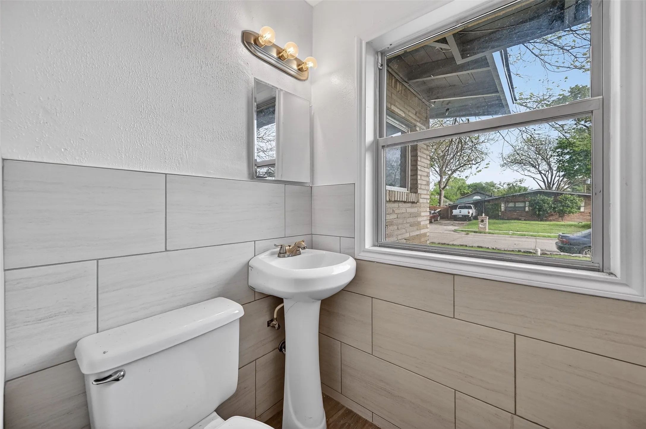 Single Family Residence For Sale in Tarrant County , 2116 Marilyn Lane, Arlington, Texas 76010, 4 Bedroom, 2 Bathroom, Garage spaces, 1,365 Sqft, built in 1955, mls#21224164, Real Estate Agent in Arlington, Homes For Sale in Tarrant county, Homes For Sale in Arlington, Realtor in Arlington Texas, Real Estate Brokerage Independent Realty Texas, Luminita Cordes Realtor