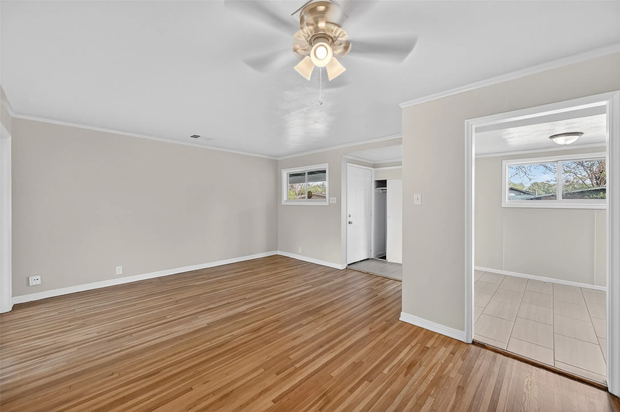 Single Family Residence For Sale in Tarrant County , 2116 Marilyn Lane, Arlington, Texas 76010, 4 Bedroom, 2 Bathroom, Garage spaces, 1,365 Sqft, built in 1955, mls#21224164, Real Estate Agent in Arlington, Homes For Sale in Tarrant county, Homes For Sale in Arlington, Realtor in Arlington Texas, Real Estate Brokerage Independent Realty Texas, Luminita Cordes Realtor