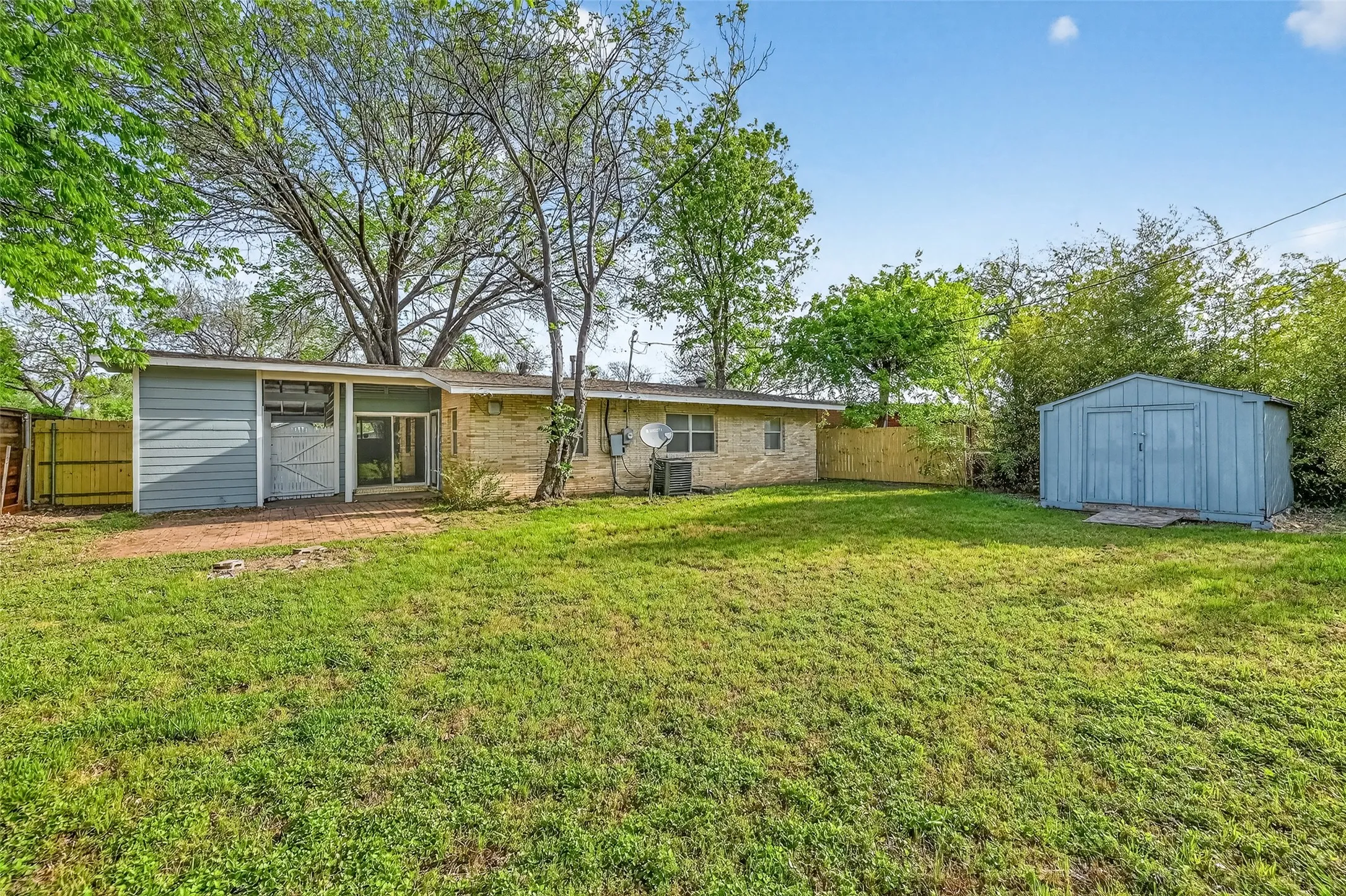 Single Family Residence For Sale in Tarrant County , 2116 Marilyn Lane, Arlington, Texas 76010, 4 Bedroom, 2 Bathroom, Garage spaces, 1,365 Sqft, built in 1955, mls#21224164, Real Estate Agent in Arlington, Homes For Sale in Tarrant county, Homes For Sale in Arlington, Realtor in Arlington Texas, Real Estate Brokerage Independent Realty Texas, Luminita Cordes Realtor