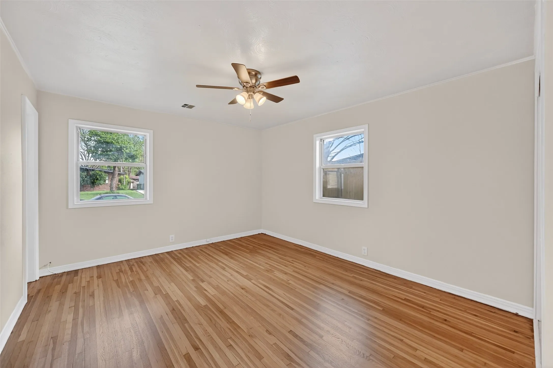 Single Family Residence For Sale in Tarrant County , 2116 Marilyn Lane, Arlington, Texas 76010, 4 Bedroom, 2 Bathroom, Garage spaces, 1,365 Sqft, built in 1955, mls#21224164, Real Estate Agent in Arlington, Homes For Sale in Tarrant county, Homes For Sale in Arlington, Realtor in Arlington Texas, Real Estate Brokerage Independent Realty Texas, Luminita Cordes Realtor