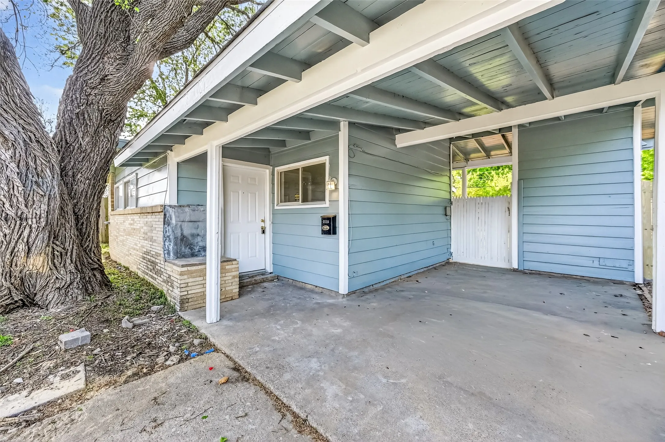 Single Family Residence For Sale in Tarrant County , 2116 Marilyn Lane, Arlington, Texas 76010, 4 Bedroom, 2 Bathroom, Garage spaces, 1,365 Sqft, built in 1955, mls#21224164, Real Estate Agent in Arlington, Homes For Sale in Tarrant county, Homes For Sale in Arlington, Realtor in Arlington Texas, Real Estate Brokerage Independent Realty Texas, Luminita Cordes Realtor
