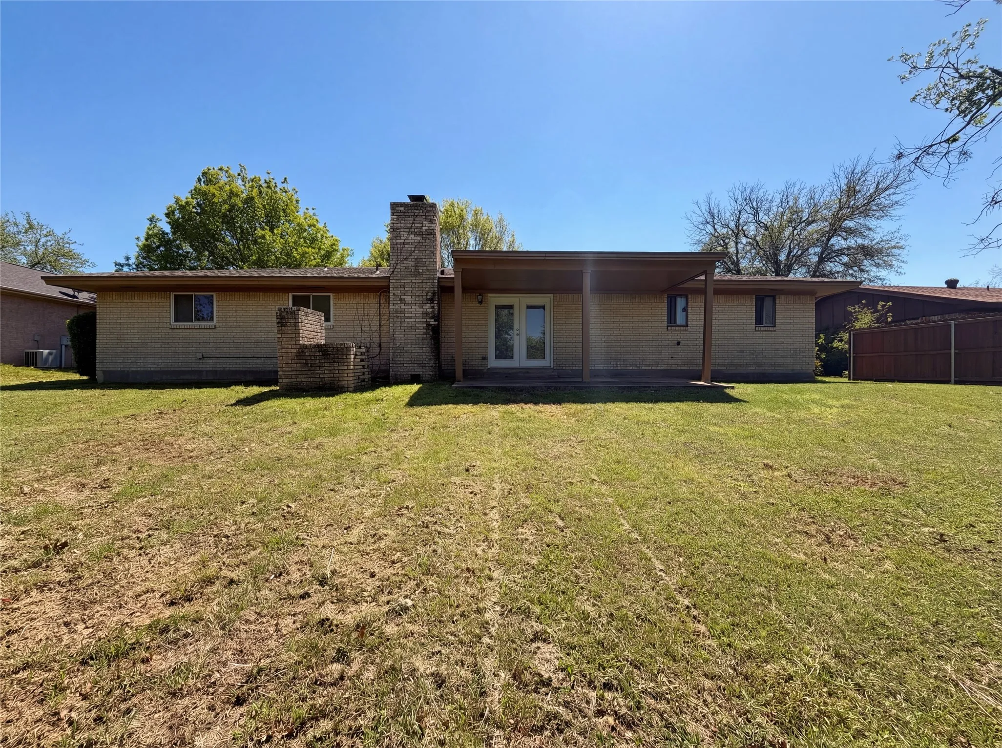 Single Family Residence For Sale in Parker County , 607 State Street, Weatherford, Texas 76086, 3 Bedroom, 3 Bathroom, 2 Garage spaces, 1,569 Sqft, built in 1967, Preowned, Price $283,000, mls#21225469, Real Estate Agent in Weatherford, Homes For Sale in Parker county, Homes For Sale in Weatherford, Realtor in Weatherford Texas, Real Estate Brokerage Independent Realty Texas, Luminita Cordes Realtor