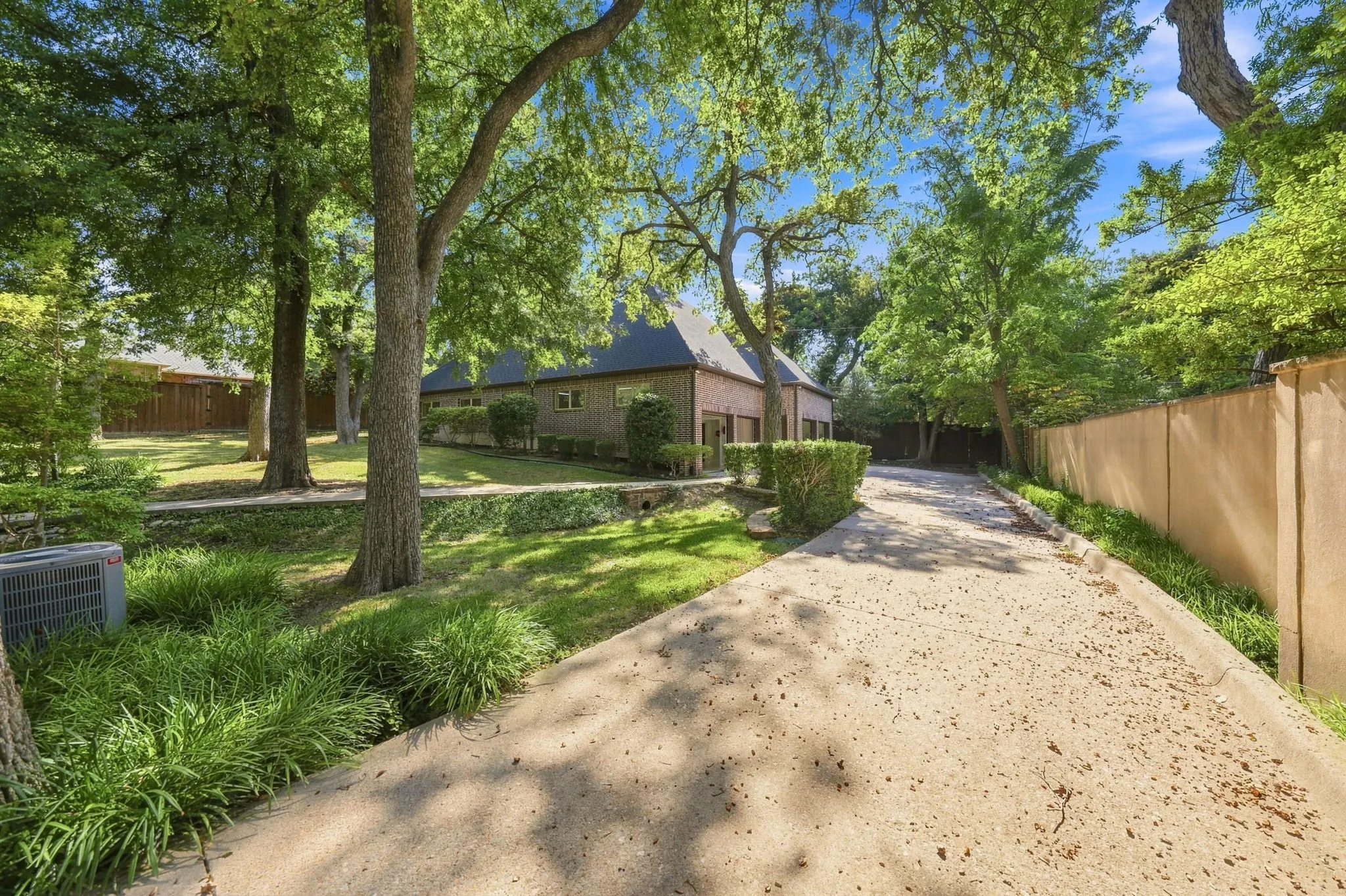 Single Family Residence For Sale in Dallas County , 14907 Lake Forest Drive, Addison, Texas 75254, 4 Bedroom, 5 Bathroom, 10 Garage spaces, 6,631 Sqft, built in 2009, mls#21225495, Real Estate Agent in Addison, Homes For Sale in Dallas county, Homes For Sale in Addison, Realtor in Addison Texas, Real Estate Brokerage Independent Realty Texas, Luminita Cordes Realtor