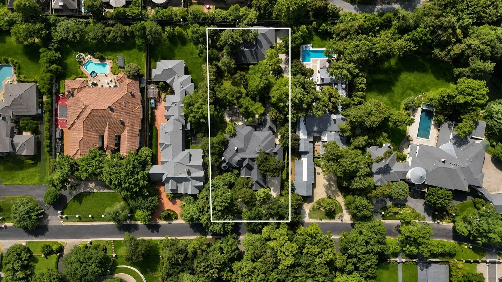 Single Family Residence For Sale in Dallas County , 14907 Lake Forest Drive, Addison, Texas 75254, 4 Bedroom, 5 Bathroom, 10 Garage spaces, 6,631 Sqft, built in 2009, mls#21225495, Real Estate Agent in Addison, Homes For Sale in Dallas county, Homes For Sale in Addison, Realtor in Addison Texas, Real Estate Brokerage Independent Realty Texas, Luminita Cordes Realtor