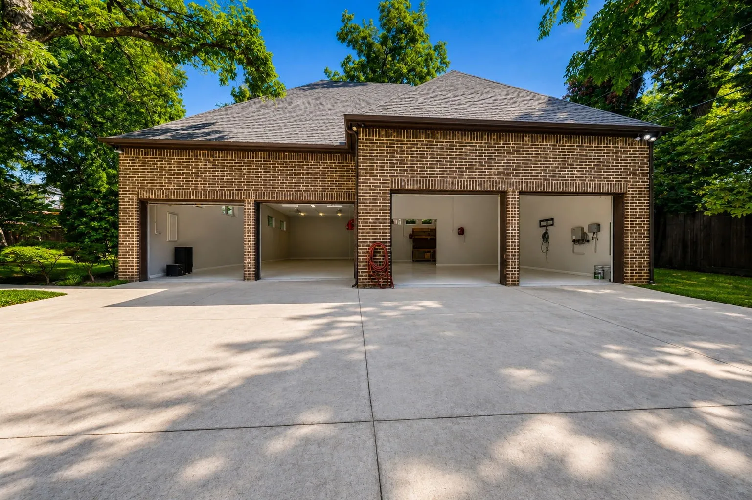 Single Family Residence For Sale in Dallas County , 14907 Lake Forest Drive, Addison, Texas 75254, 4 Bedroom, 5 Bathroom, 10 Garage spaces, 6,631 Sqft, built in 2009, mls#21225495, Real Estate Agent in Addison, Homes For Sale in Dallas county, Homes For Sale in Addison, Realtor in Addison Texas, Real Estate Brokerage Independent Realty Texas, Luminita Cordes Realtor
