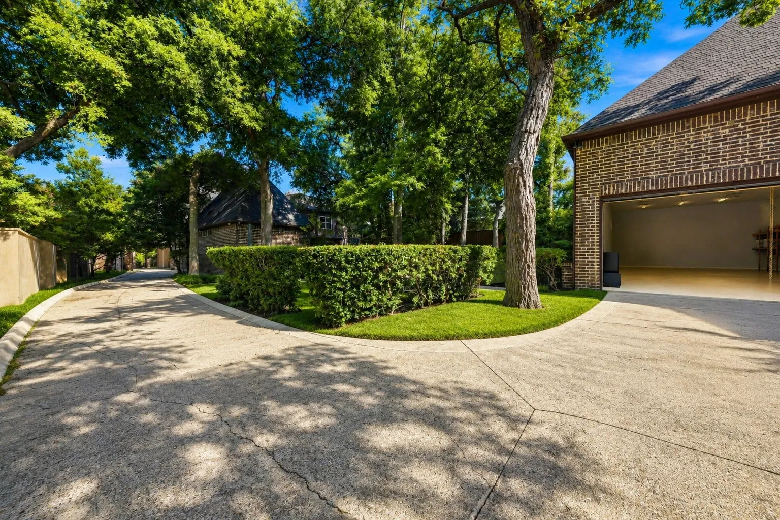 Single Family Residence For Sale in Dallas County , 14907 Lake Forest Drive, Addison, Texas 75254, 4 Bedroom, 5 Bathroom, 10 Garage spaces, 6,631 Sqft, built in 2009, mls#21225495, Real Estate Agent in Addison, Homes For Sale in Dallas county, Homes For Sale in Addison, Realtor in Addison Texas, Real Estate Brokerage Independent Realty Texas, Luminita Cordes Realtor