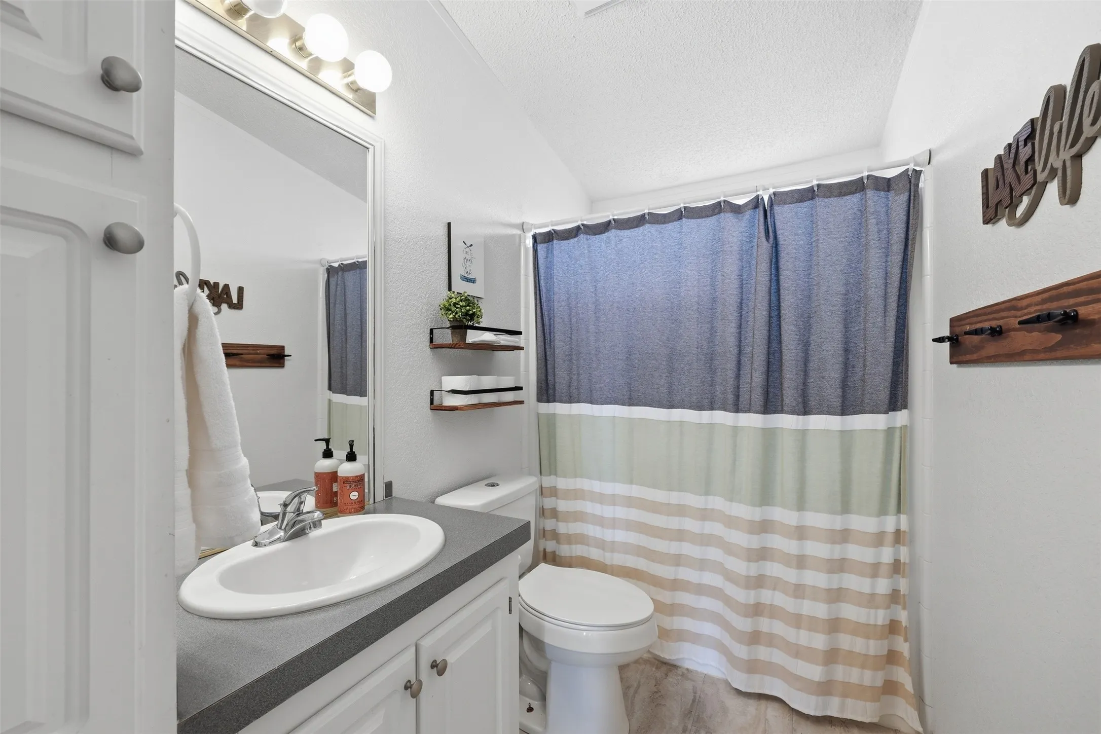 Single Family Residence For Sale in Parker County , 1105 E Lake Drive, Weatherford, Texas 76087, 3 Bedrooms, 2 Bathrooms, Garage spaces, 1,522 Sqft, built in 2001, Price $434,000, mls#21225508, Real Estate Agent in Weatherford, Homes For Sale in Parker county, Homes For Sale in Weatherford, Realtor in Weatherford Texas, Real Estate Brokerage Independent Realty Texas, Luminita Cordes Realtor