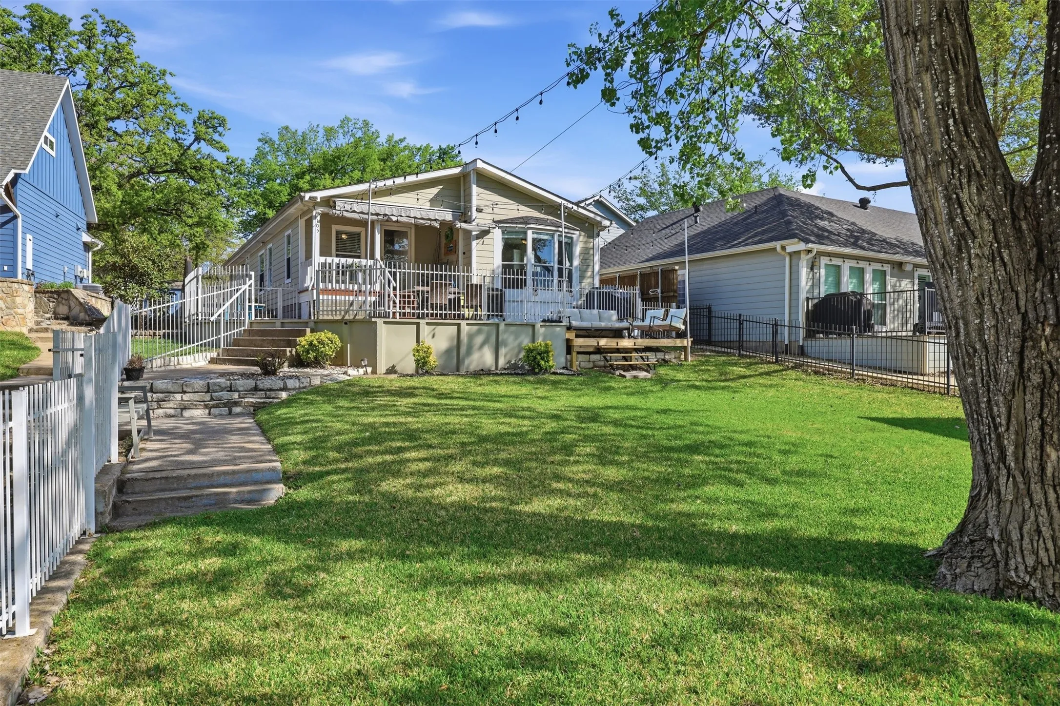 Single Family Residence For Sale in Parker County , 1105 E Lake Drive, Weatherford, Texas 76087, 3 Bedrooms, 2 Bathrooms, Garage spaces, 1,522 Sqft, built in 2001, Price $434,000, mls#21225508, Real Estate Agent in Weatherford, Homes For Sale in Parker county, Homes For Sale in Weatherford, Realtor in Weatherford Texas, Real Estate Brokerage Independent Realty Texas, Luminita Cordes Realtor