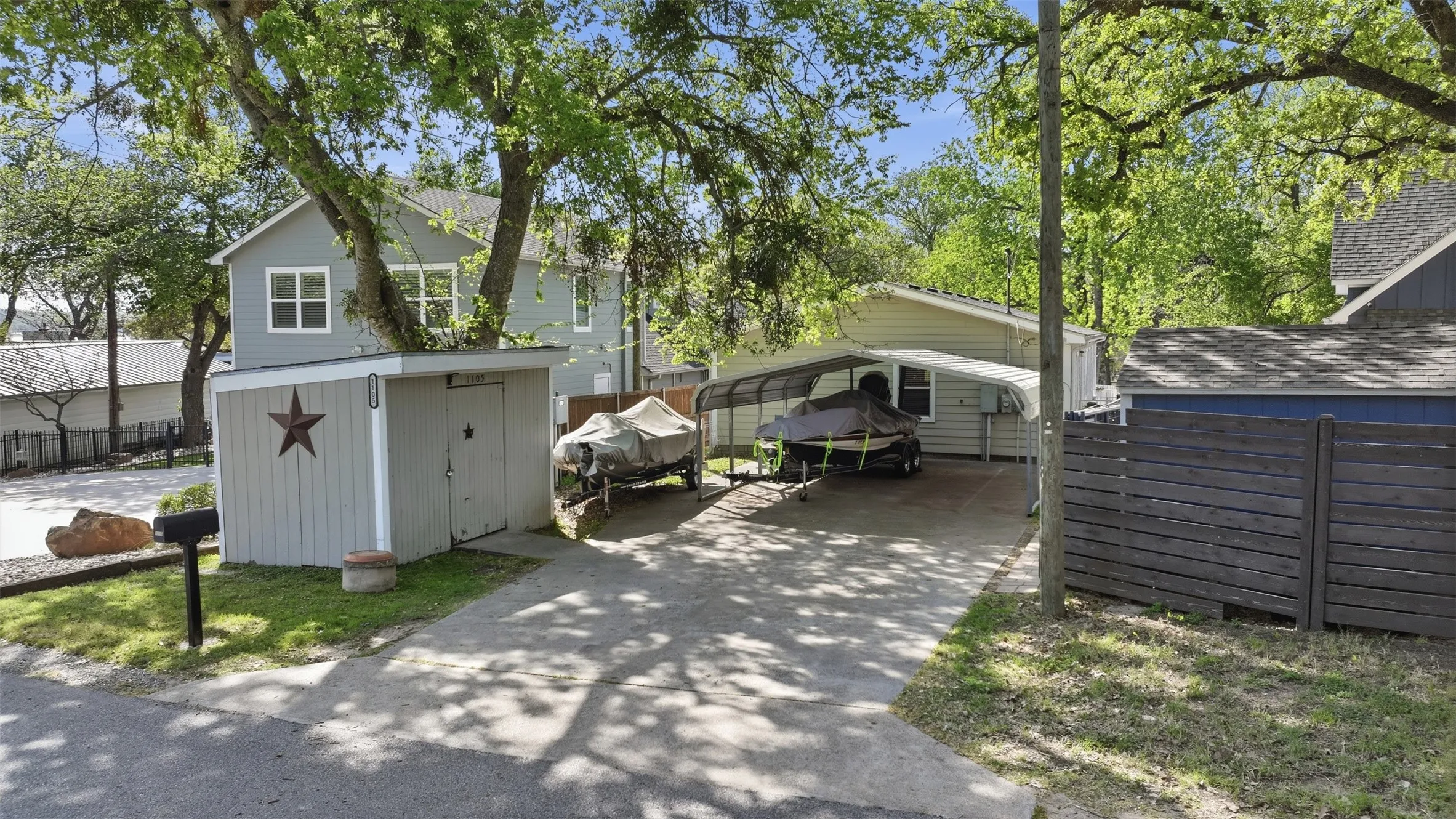 Single Family Residence For Sale in Parker County , 1105 E Lake Drive, Weatherford, Texas 76087, 3 Bedrooms, 2 Bathrooms, Garage spaces, 1,522 Sqft, built in 2001, Price $434,000, mls#21225508, Real Estate Agent in Weatherford, Homes For Sale in Parker county, Homes For Sale in Weatherford, Realtor in Weatherford Texas, Real Estate Brokerage Independent Realty Texas, Luminita Cordes Realtor
