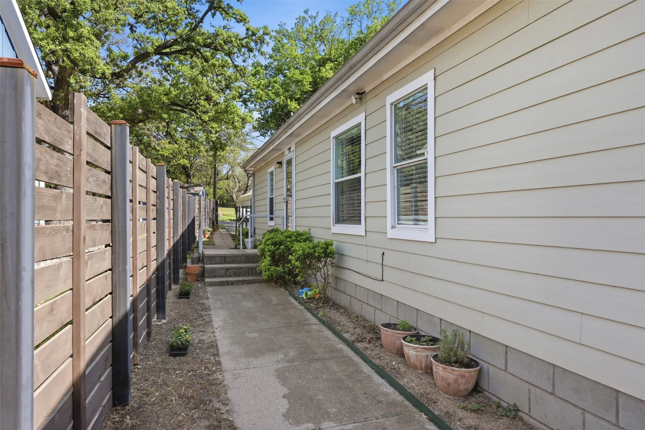 Single Family Residence For Sale in Parker County , 1105 E Lake Drive, Weatherford, Texas 76087, 3 Bedrooms, 2 Bathrooms, Garage spaces, 1,522 Sqft, built in 2001, Price $434,000, mls#21225508, Real Estate Agent in Weatherford, Homes For Sale in Parker county, Homes For Sale in Weatherford, Realtor in Weatherford Texas, Real Estate Brokerage Independent Realty Texas, Luminita Cordes Realtor