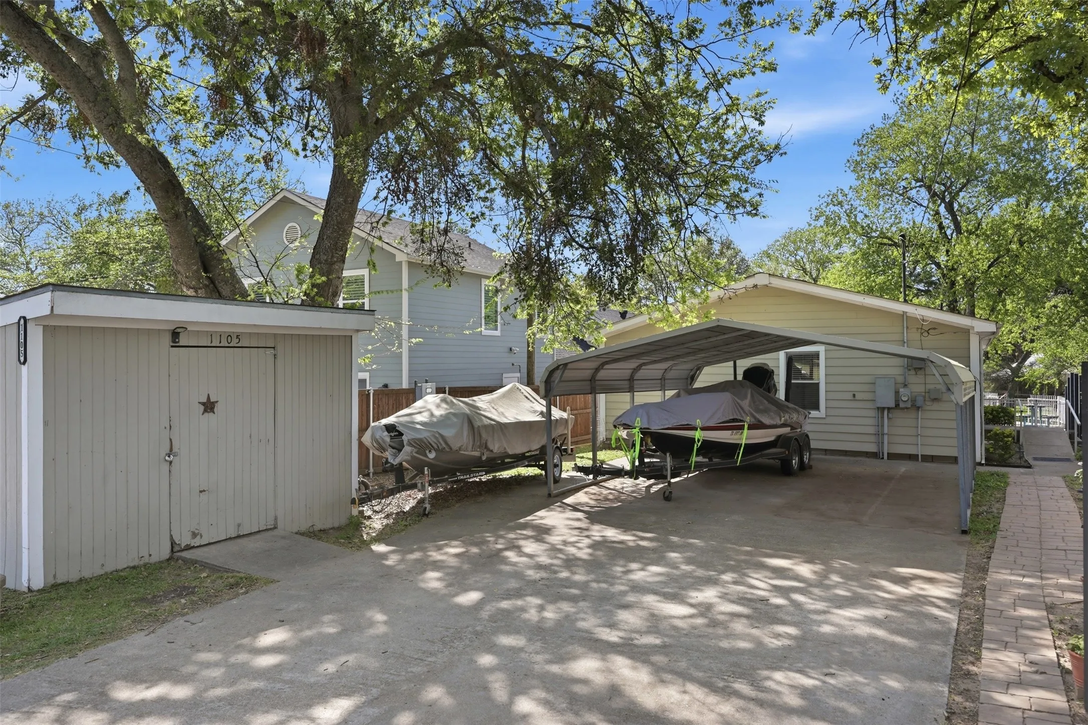 Single Family Residence For Sale in Parker County , 1105 E Lake Drive, Weatherford, Texas 76087, 3 Bedrooms, 2 Bathrooms, Garage spaces, 1,522 Sqft, built in 2001, Price $434,000, mls#21225508, Real Estate Agent in Weatherford, Homes For Sale in Parker county, Homes For Sale in Weatherford, Realtor in Weatherford Texas, Real Estate Brokerage Independent Realty Texas, Luminita Cordes Realtor