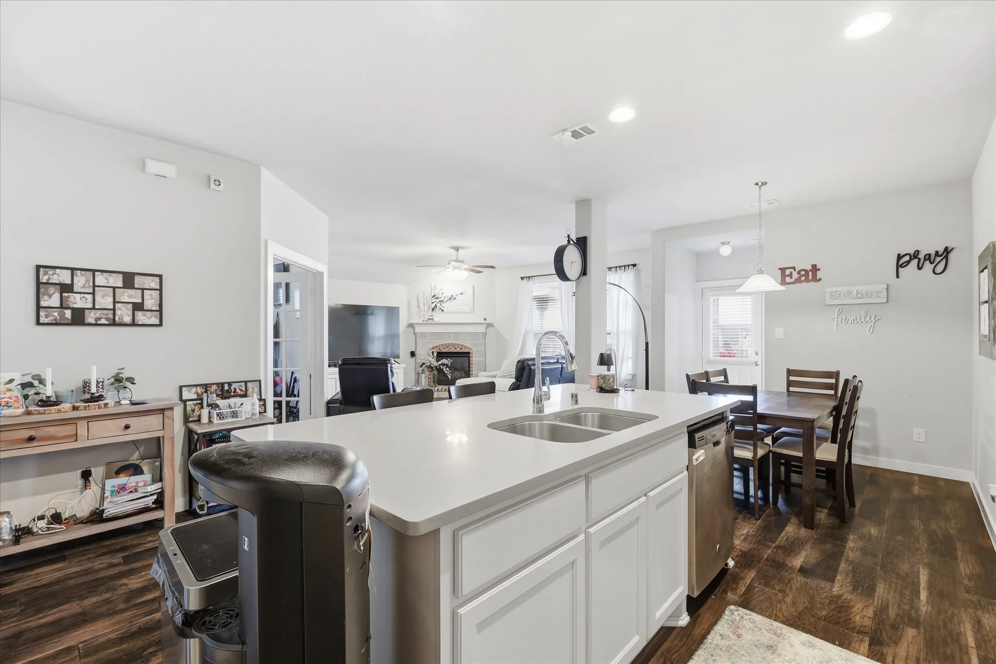Single Family Residence For Sale in Tarrant County , 432 Cold Mountain Trail, Fort Worth, Texas 76131, 3 Bedroom, 2 Bathroom, 2 Garage spaces, 1,851 Sqft, built in 2017, mls#21195801, Real Estate Agent in Fort Worth, Homes For Sale in Tarrant county, Homes For Sale in Fort Worth, Realtor in Fort Worth Texas, Real Estate Brokerage Independent Realty Texas, Luminita Cordes Realtor