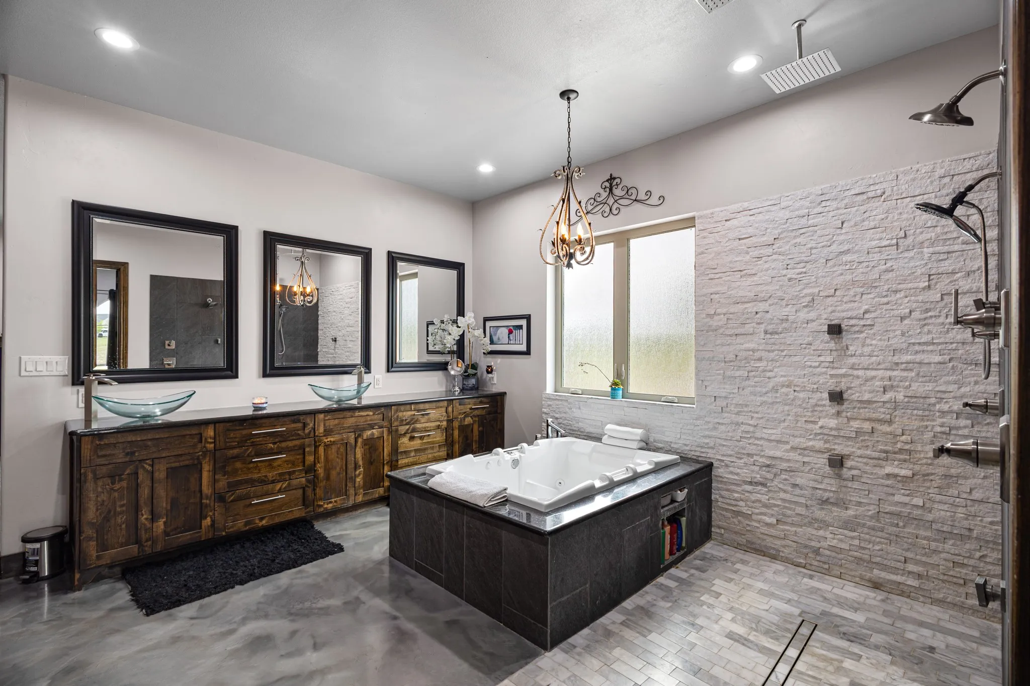 Single Family Residence For Sale in Wise County , 1395 Private Road 4011, Decatur, Texas 76234, 4 Bedroom, 6 Bathroom, 2 Garage spaces, 3,700 Sqft, built in 2016, mls#21222732, Real Estate Agent in Decatur, Homes For Sale in Wise county, Homes For Sale in Decatur, Realtor in Decatur Texas, Real Estate Brokerage Independent Realty Texas, Luminita Cordes Realtor
