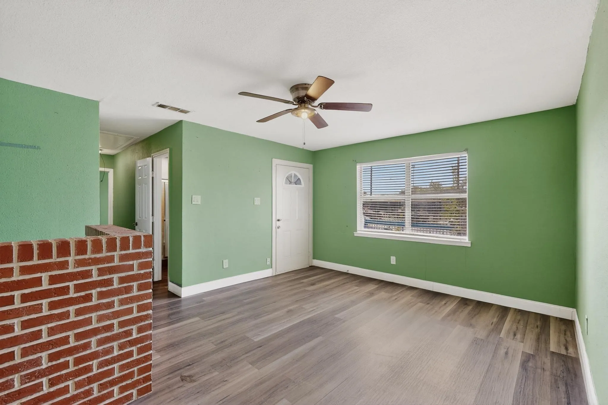 Single Family Residence For Sale in Dallas County , 9805 Grady Lane, Dallas, Texas 75217, 3 Bedroom, 2 Bathroom, Garage spaces, 1,155 Sqft, built in 1970, mls#21215538, Real Estate Agent in Dallas, Homes For Sale in Dallas county, Homes For Sale in Dallas, Realtor in Dallas Texas, Real Estate Brokerage Independent Realty Texas, Luminita Cordes Realtor