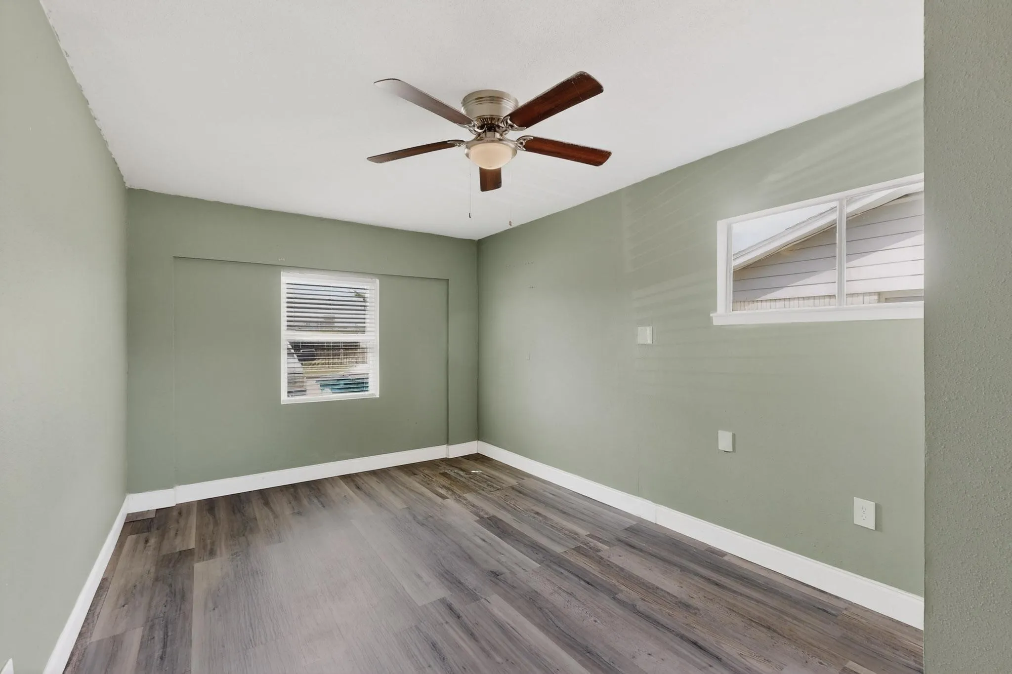 Single Family Residence For Sale in Dallas County , 9805 Grady Lane, Dallas, Texas 75217, 3 Bedroom, 2 Bathroom, Garage spaces, 1,155 Sqft, built in 1970, mls#21215538, Real Estate Agent in Dallas, Homes For Sale in Dallas county, Homes For Sale in Dallas, Realtor in Dallas Texas, Real Estate Brokerage Independent Realty Texas, Luminita Cordes Realtor