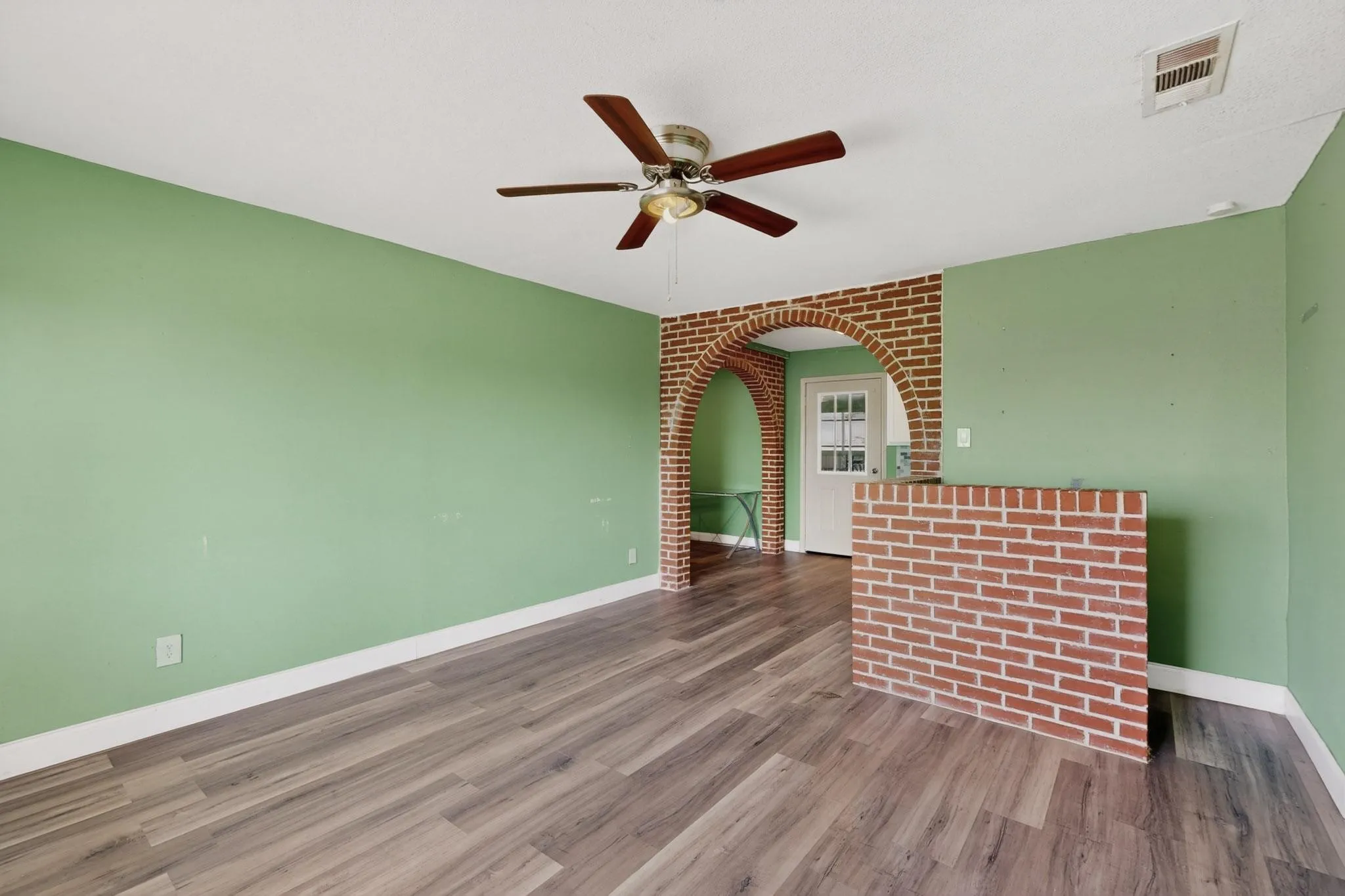 Single Family Residence For Sale in Dallas County , 9805 Grady Lane, Dallas, Texas 75217, 3 Bedroom, 2 Bathroom, Garage spaces, 1,155 Sqft, built in 1970, mls#21215538, Real Estate Agent in Dallas, Homes For Sale in Dallas county, Homes For Sale in Dallas, Realtor in Dallas Texas, Real Estate Brokerage Independent Realty Texas, Luminita Cordes Realtor