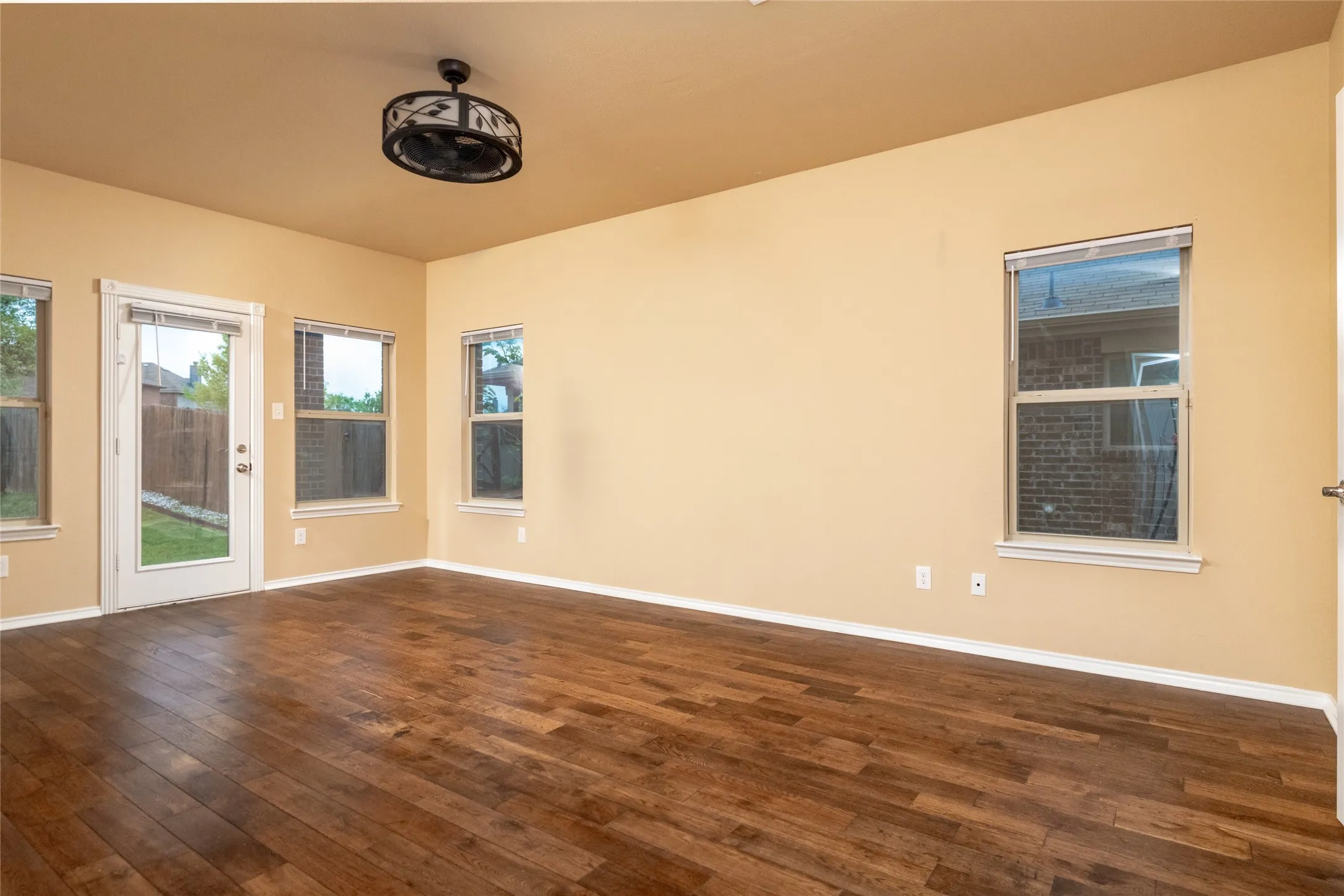 Single Family Residence For Sale in Denton County , 1009 Cheyenne Drive, Aubrey, Texas 76227, 4 Bedroom, 3 Bathroom, 2 Garage spaces, 2,349 Sqft, built in 2014, Preowned, mls#21221446, Real Estate Agent in Aubrey, Homes For Sale in Denton county, Homes For Sale in Aubrey, Realtor in Aubrey Texas, Real Estate Brokerage Independent Realty Texas, Luminita Cordes Realtor