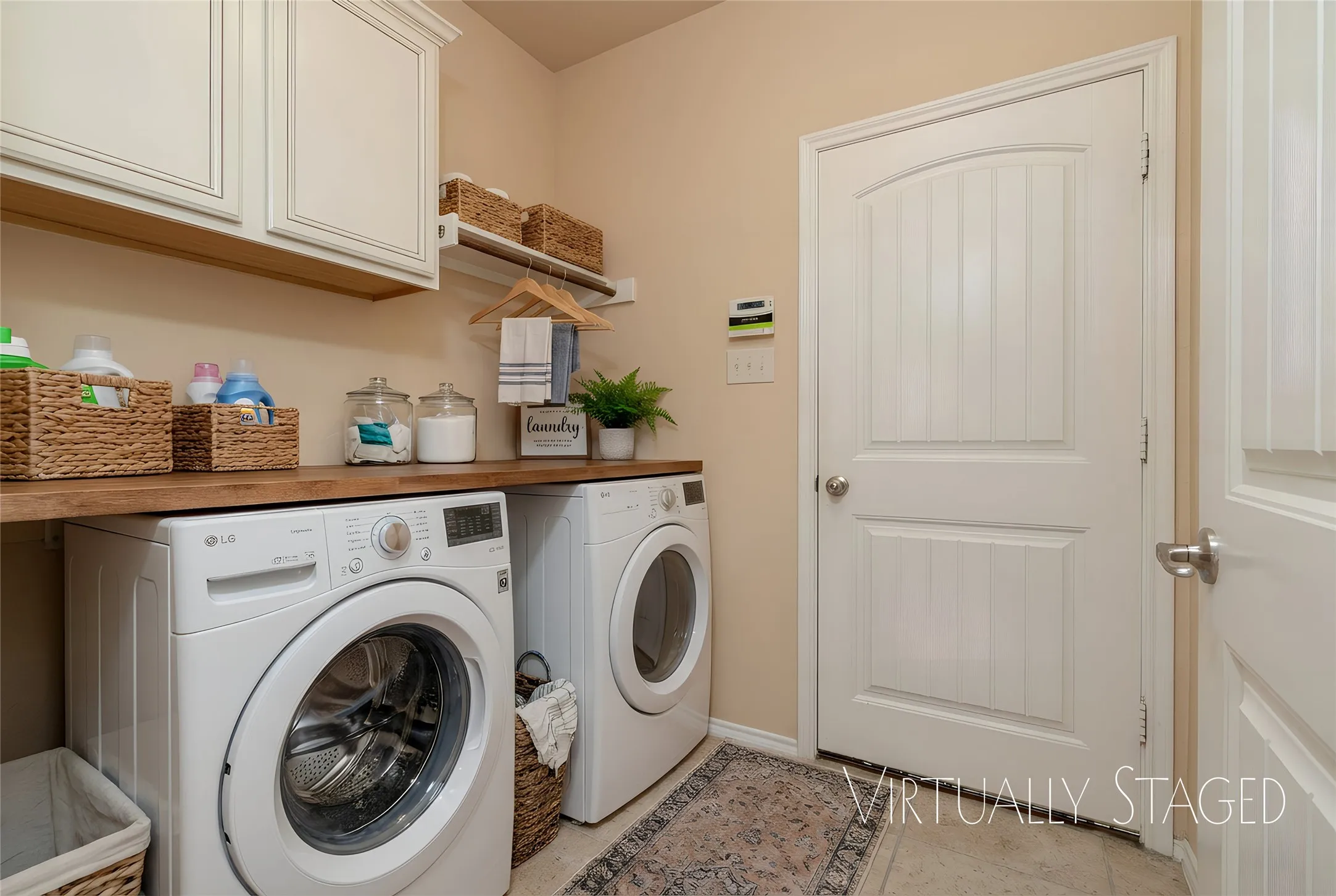 Single Family Residence For Sale in Denton County , 1009 Cheyenne Drive, Aubrey, Texas 76227, 4 Bedroom, 3 Bathroom, 2 Garage spaces, 2,349 Sqft, built in 2014, Preowned, mls#21221446, Real Estate Agent in Aubrey, Homes For Sale in Denton county, Homes For Sale in Aubrey, Realtor in Aubrey Texas, Real Estate Brokerage Independent Realty Texas, Luminita Cordes Realtor