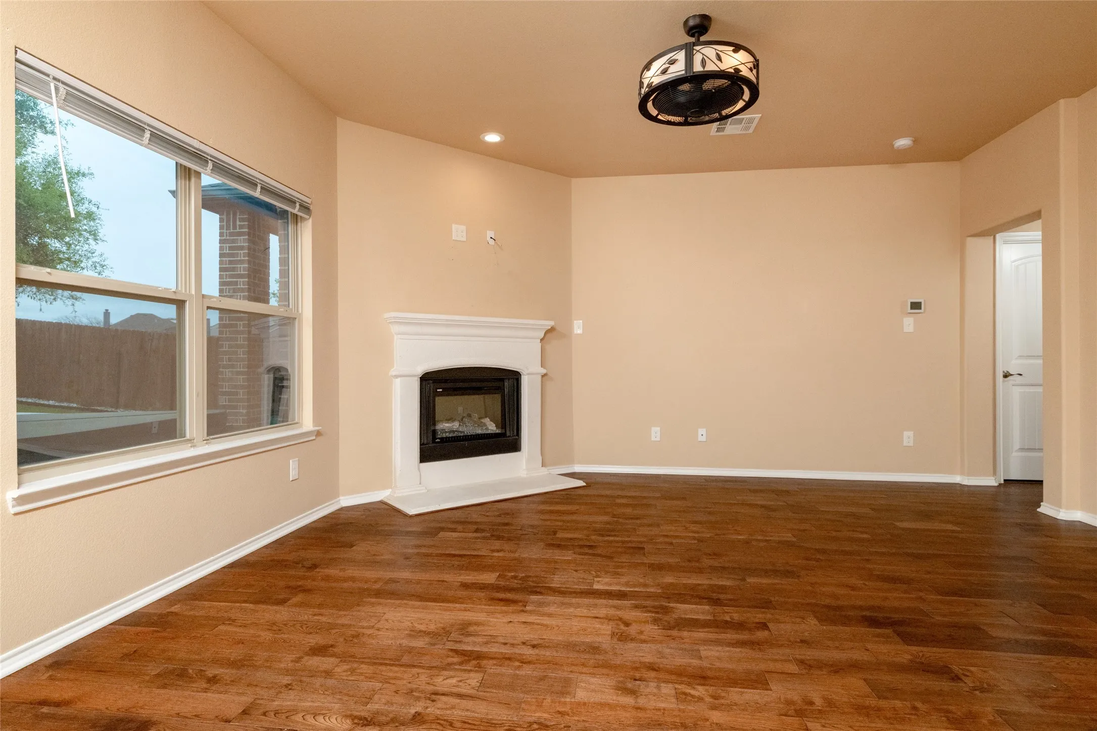Single Family Residence For Sale in Denton County , 1009 Cheyenne Drive, Aubrey, Texas 76227, 4 Bedroom, 3 Bathroom, 2 Garage spaces, 2,349 Sqft, built in 2014, Preowned, mls#21221446, Real Estate Agent in Aubrey, Homes For Sale in Denton county, Homes For Sale in Aubrey, Realtor in Aubrey Texas, Real Estate Brokerage Independent Realty Texas, Luminita Cordes Realtor