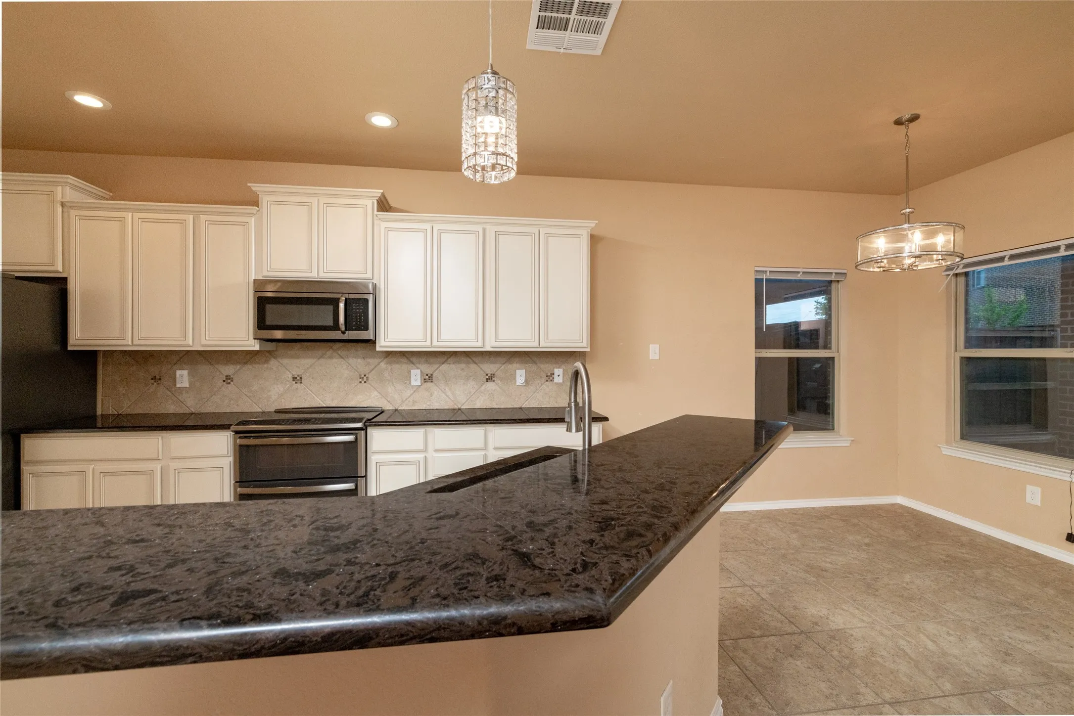 Single Family Residence For Sale in Denton County , 1009 Cheyenne Drive, Aubrey, Texas 76227, 4 Bedroom, 3 Bathroom, 2 Garage spaces, 2,349 Sqft, built in 2014, Preowned, mls#21221446, Real Estate Agent in Aubrey, Homes For Sale in Denton county, Homes For Sale in Aubrey, Realtor in Aubrey Texas, Real Estate Brokerage Independent Realty Texas, Luminita Cordes Realtor
