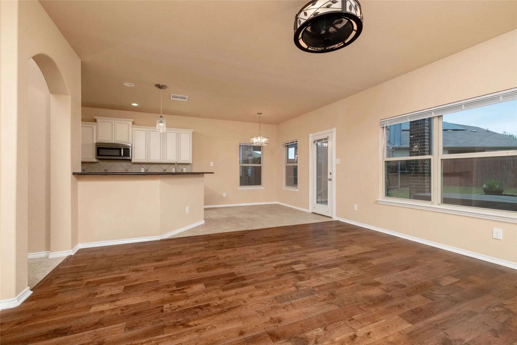 Single Family Residence For Sale in Denton County , 1009 Cheyenne Drive, Aubrey, Texas 76227, 4 Bedroom, 3 Bathroom, 2 Garage spaces, 2,349 Sqft, built in 2014, Preowned, mls#21221446, Real Estate Agent in Aubrey, Homes For Sale in Denton county, Homes For Sale in Aubrey, Realtor in Aubrey Texas, Real Estate Brokerage Independent Realty Texas, Luminita Cordes Realtor