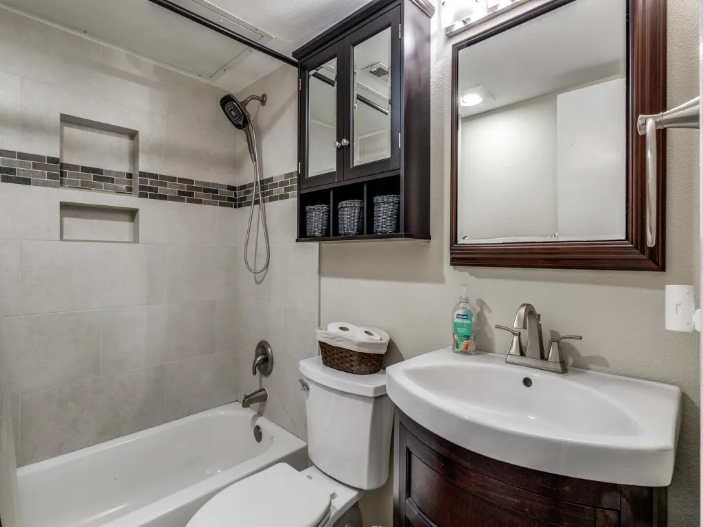 Second full bath upstairs.