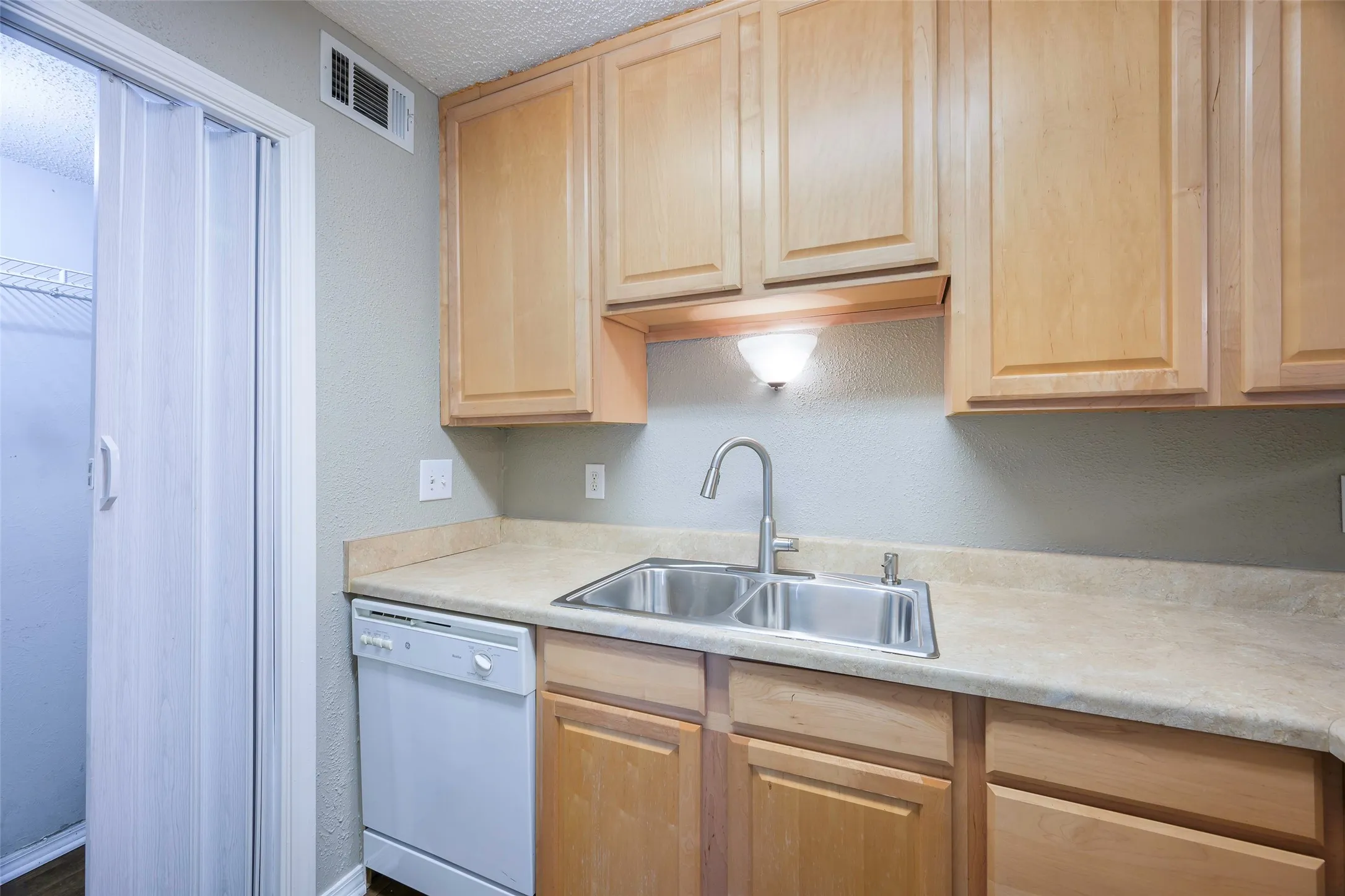 Condominium For Sale in Collin County , 18333 Roehampton Drive 1412, Dallas, Texas 75252, 2 Bedroom, 1 Bathroom, Garage spaces, 737 Sqft, built in 1985, mls#21214328, Real Estate Agent in Dallas, Homes For Sale in Collin county, Homes For Sale in Dallas, Realtor in Dallas Texas, Real Estate Brokerage Independent Realty Texas, Luminita Cordes Realtor