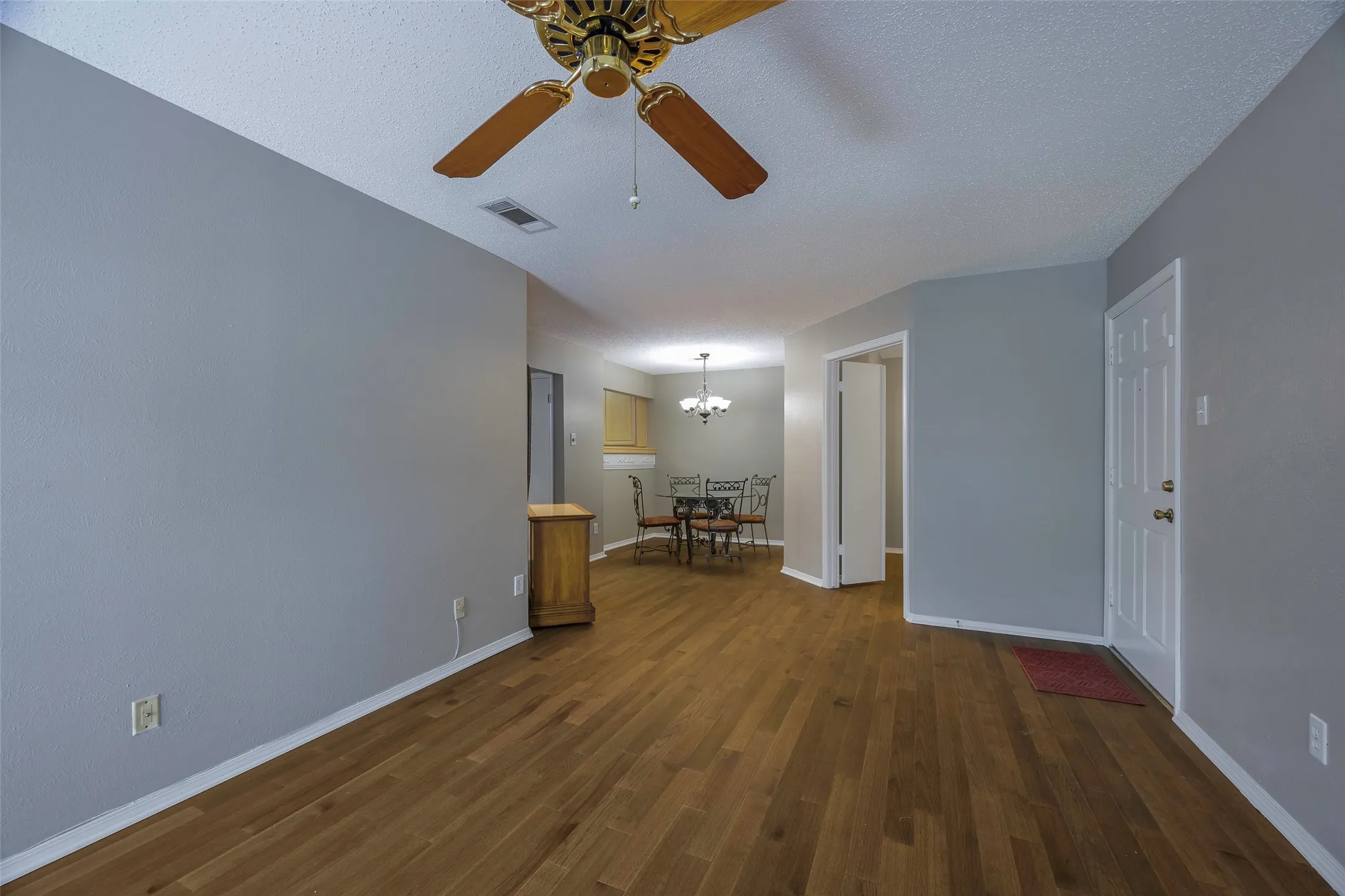 Condominium For Sale in Collin County , 18333 Roehampton Drive 1412, Dallas, Texas 75252, 2 Bedroom, 1 Bathroom, Garage spaces, 737 Sqft, built in 1985, mls#21214328, Real Estate Agent in Dallas, Homes For Sale in Collin county, Homes For Sale in Dallas, Realtor in Dallas Texas, Real Estate Brokerage Independent Realty Texas, Luminita Cordes Realtor