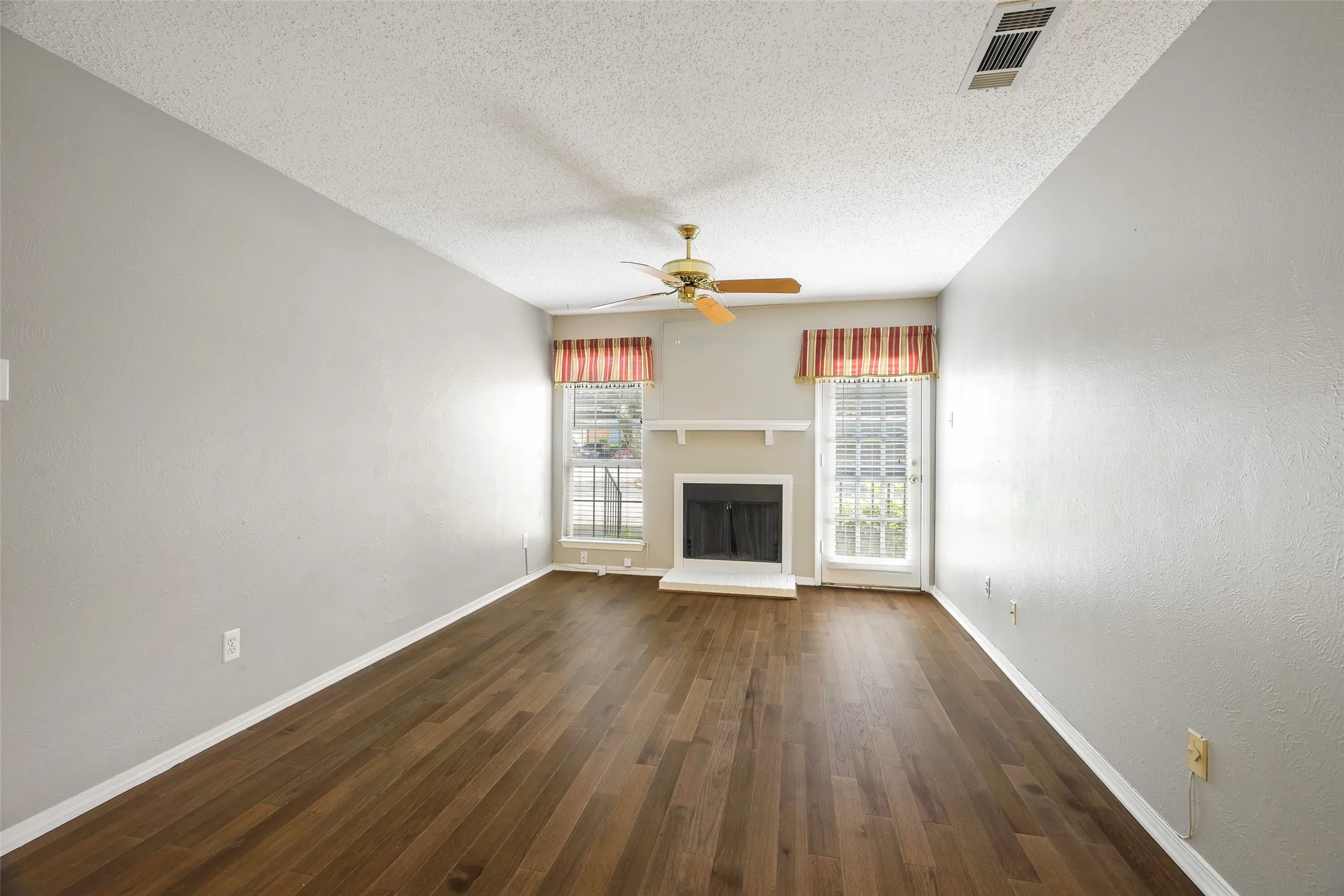Condominium For Sale in Collin County , 18333 Roehampton Drive 1412, Dallas, Texas 75252, 2 Bedroom, 1 Bathroom, Garage spaces, 737 Sqft, built in 1985, mls#21214328, Real Estate Agent in Dallas, Homes For Sale in Collin county, Homes For Sale in Dallas, Realtor in Dallas Texas, Real Estate Brokerage Independent Realty Texas, Luminita Cordes Realtor