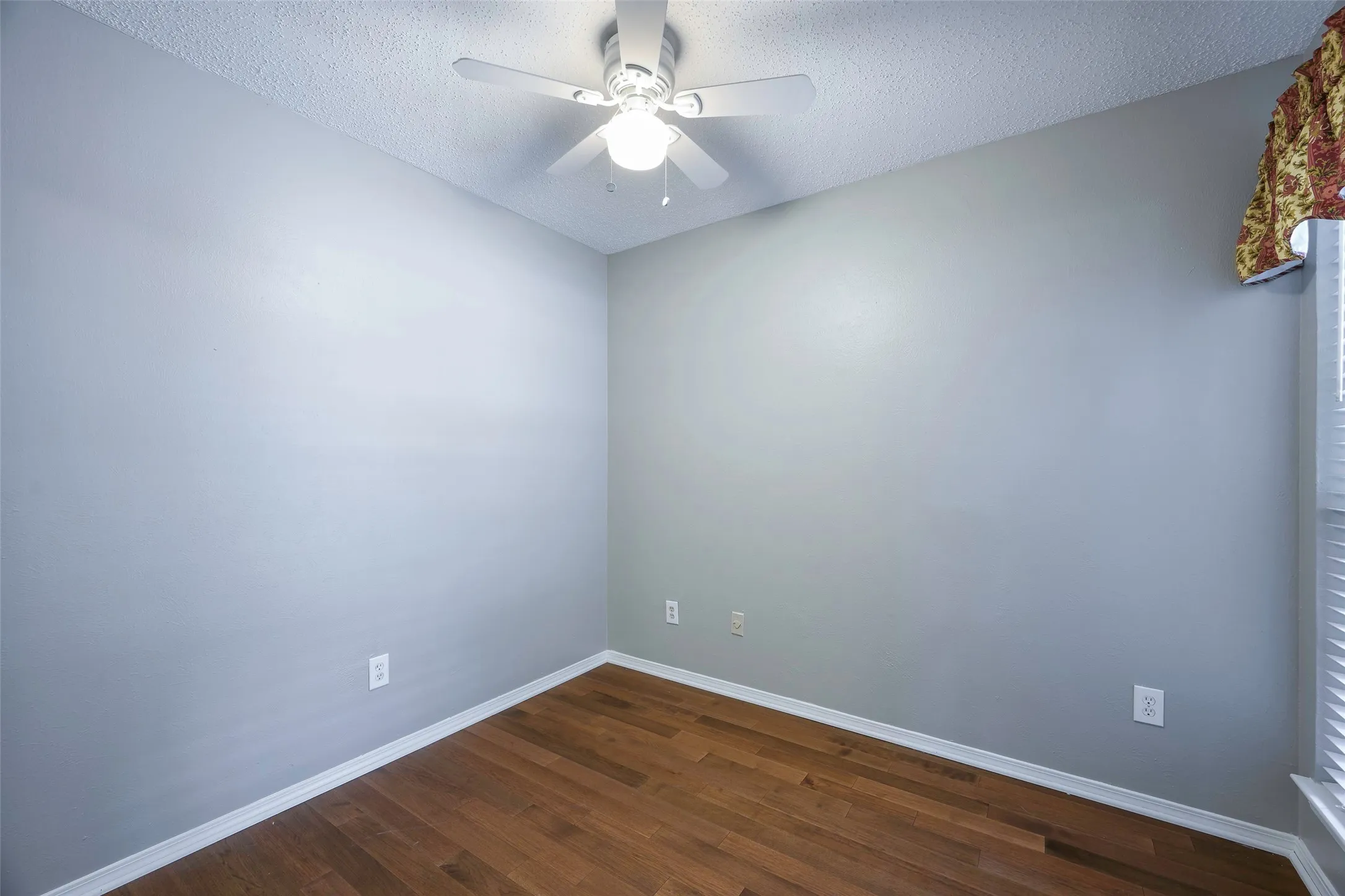 Condominium For Sale in Collin County , 18333 Roehampton Drive 1412, Dallas, Texas 75252, 2 Bedroom, 1 Bathroom, Garage spaces, 737 Sqft, built in 1985, mls#21214328, Real Estate Agent in Dallas, Homes For Sale in Collin county, Homes For Sale in Dallas, Realtor in Dallas Texas, Real Estate Brokerage Independent Realty Texas, Luminita Cordes Realtor