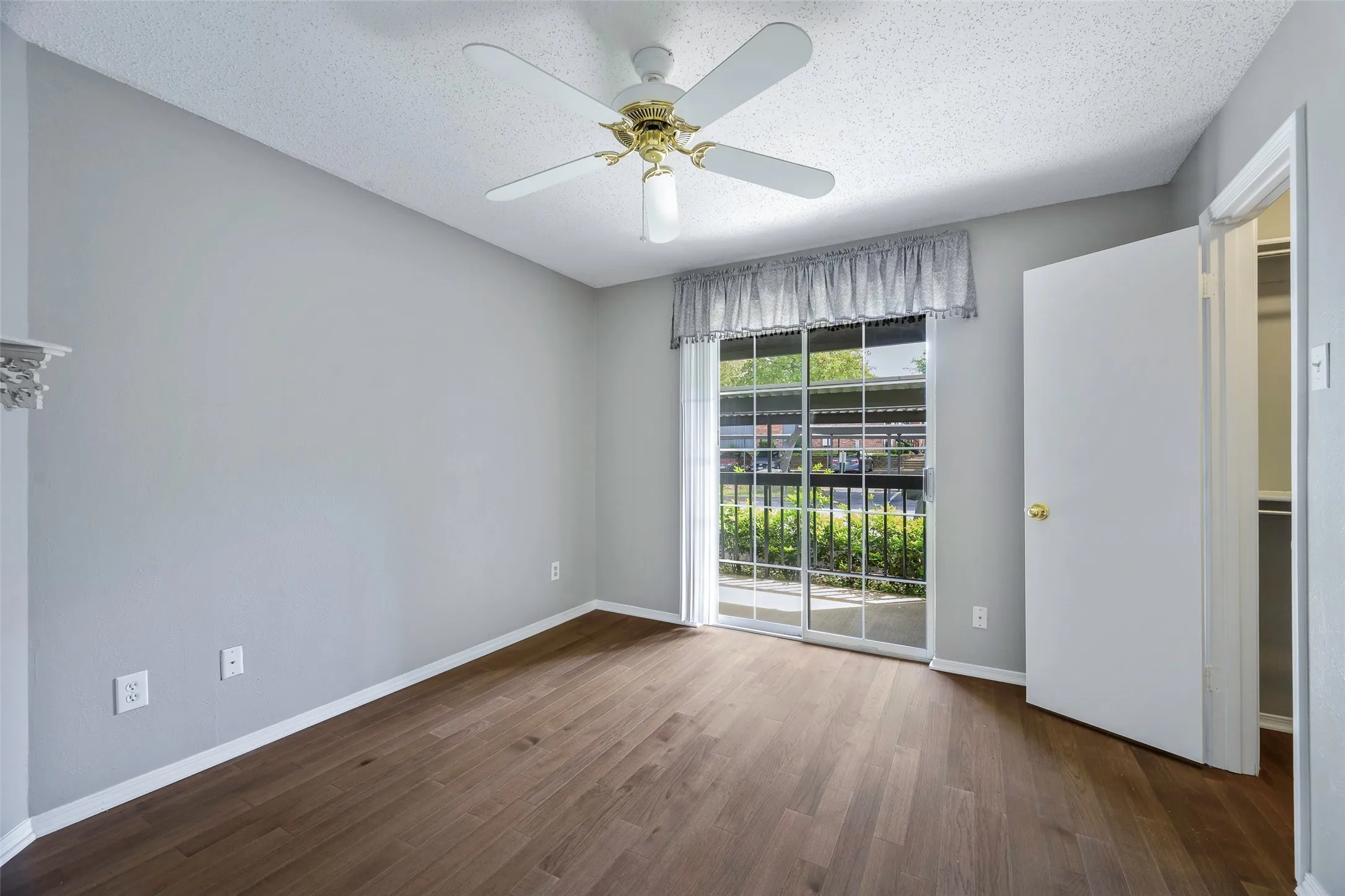 Condominium For Sale in Collin County , 18333 Roehampton Drive 1412, Dallas, Texas 75252, 2 Bedroom, 1 Bathroom, Garage spaces, 737 Sqft, built in 1985, mls#21214328, Real Estate Agent in Dallas, Homes For Sale in Collin county, Homes For Sale in Dallas, Realtor in Dallas Texas, Real Estate Brokerage Independent Realty Texas, Luminita Cordes Realtor