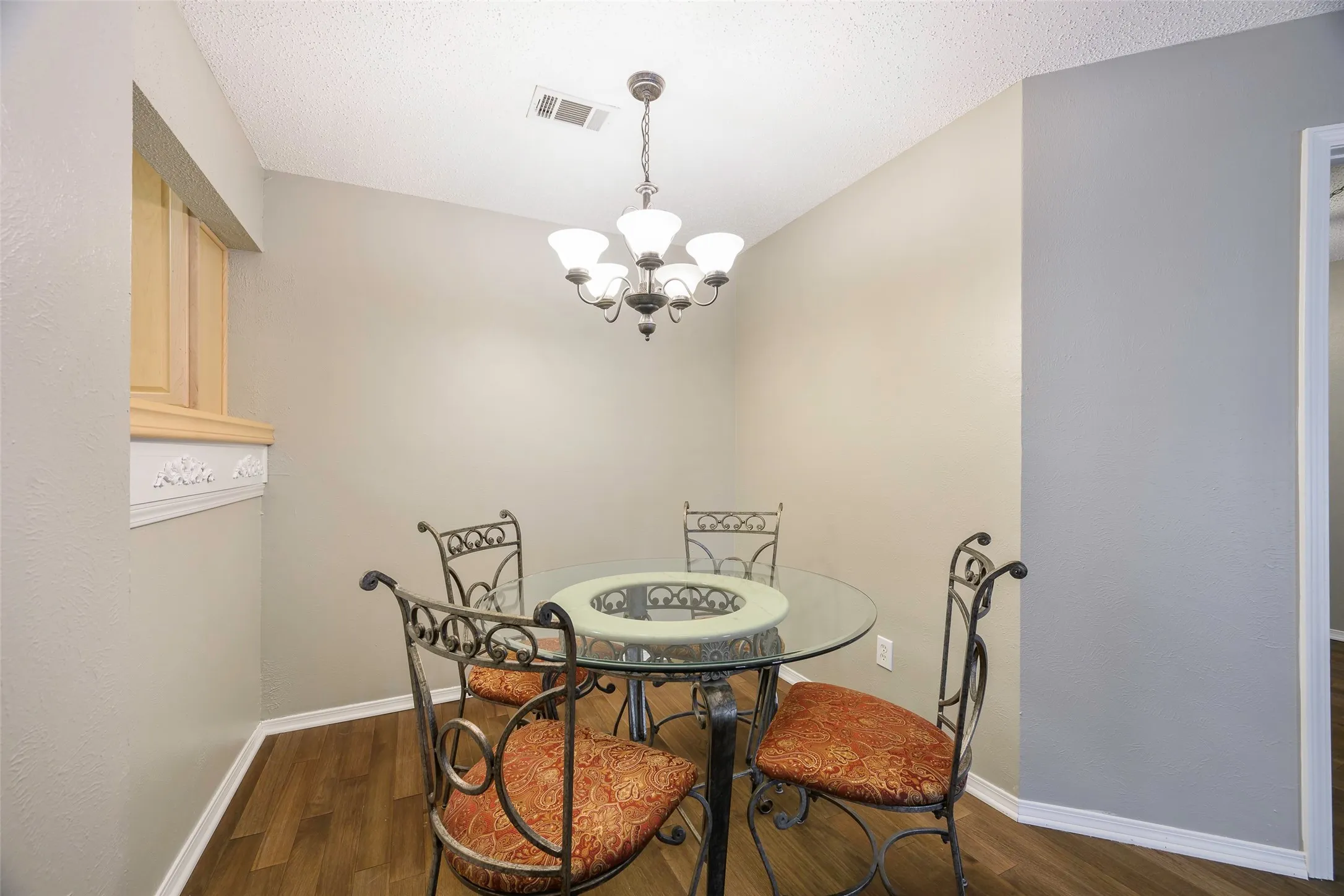 Condominium For Sale in Collin County , 18333 Roehampton Drive 1412, Dallas, Texas 75252, 2 Bedroom, 1 Bathroom, Garage spaces, 737 Sqft, built in 1985, mls#21214328, Real Estate Agent in Dallas, Homes For Sale in Collin county, Homes For Sale in Dallas, Realtor in Dallas Texas, Real Estate Brokerage Independent Realty Texas, Luminita Cordes Realtor