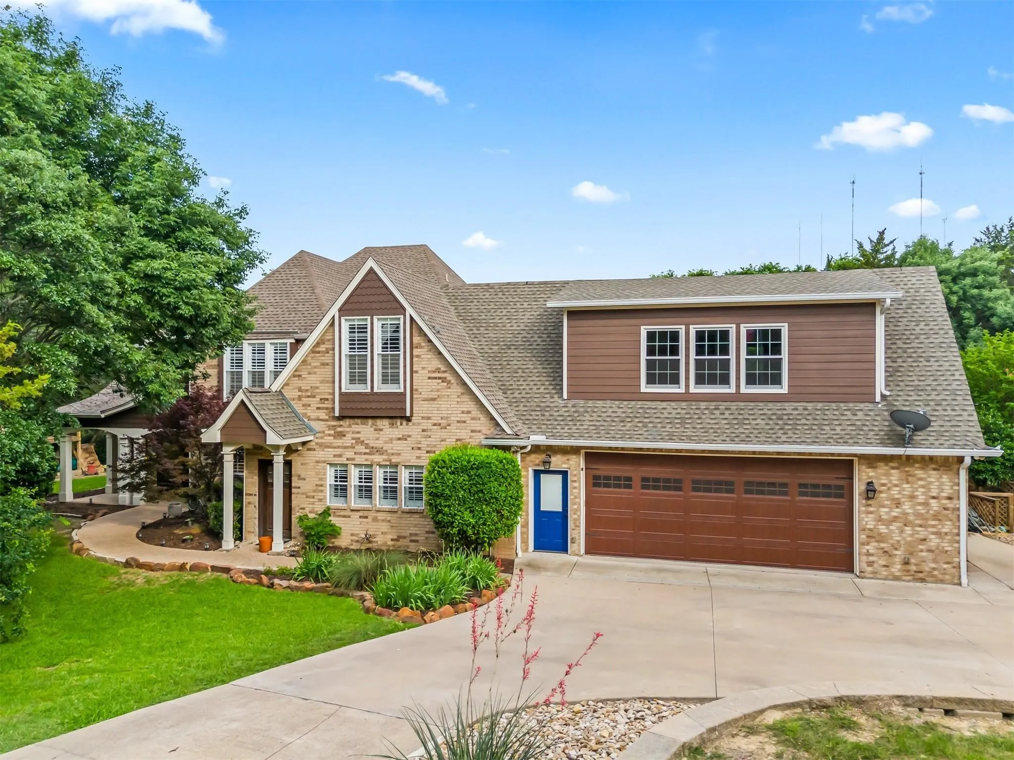 Single Family Residence For Sale in Dallas County , 904 Mobley Road, Cedar Hill, Texas 75104, 5 Bedroom, 5 Bathroom, 2 Garage spaces, 5,296 Sqft, built in 1993, mls#21224532, Real Estate Agent in Cedar Hill, Homes For Sale in Dallas county, Homes For Sale in Cedar Hill, Realtor in Cedar Hill Texas, Real Estate Brokerage Independent Realty Texas, Luminita Cordes Realtor
