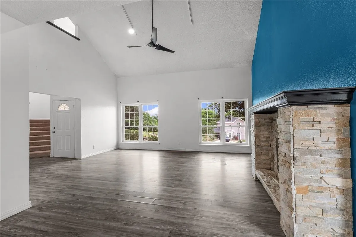 Single Family Residence For Sale in Tarrant County , 5315 Colony Hill Road, Fort Worth, Texas 76112, 3 Bedroom, 3 Bathroom, 2 Garage spaces, 2,190 Sqft, built in 1980, Preowned, mls#21224855, Real Estate Agent in Fort Worth, Homes For Sale in Tarrant county, Homes For Sale in Fort Worth, Realtor in Fort Worth Texas, Real Estate Brokerage Independent Realty Texas, Luminita Cordes Realtor
