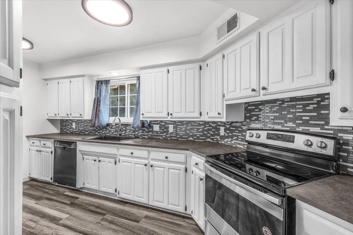 Single Family Residence For Sale in Tarrant County , 5315 Colony Hill Road, Fort Worth, Texas 76112, 3 Bedroom, 3 Bathroom, 2 Garage spaces, 2,190 Sqft, built in 1980, Preowned, mls#21224855, Real Estate Agent in Fort Worth, Homes For Sale in Tarrant county, Homes For Sale in Fort Worth, Realtor in Fort Worth Texas, Real Estate Brokerage Independent Realty Texas, Luminita Cordes Realtor