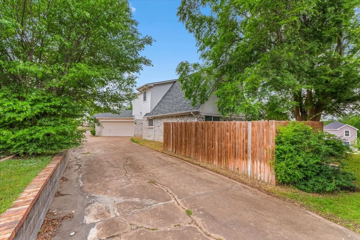 Single Family Residence For Sale in Tarrant County , 5315 Colony Hill Road, Fort Worth, Texas 76112, 3 Bedroom, 3 Bathroom, 2 Garage spaces, 2,190 Sqft, built in 1980, Preowned, mls#21224855, Real Estate Agent in Fort Worth, Homes For Sale in Tarrant county, Homes For Sale in Fort Worth, Realtor in Fort Worth Texas, Real Estate Brokerage Independent Realty Texas, Luminita Cordes Realtor