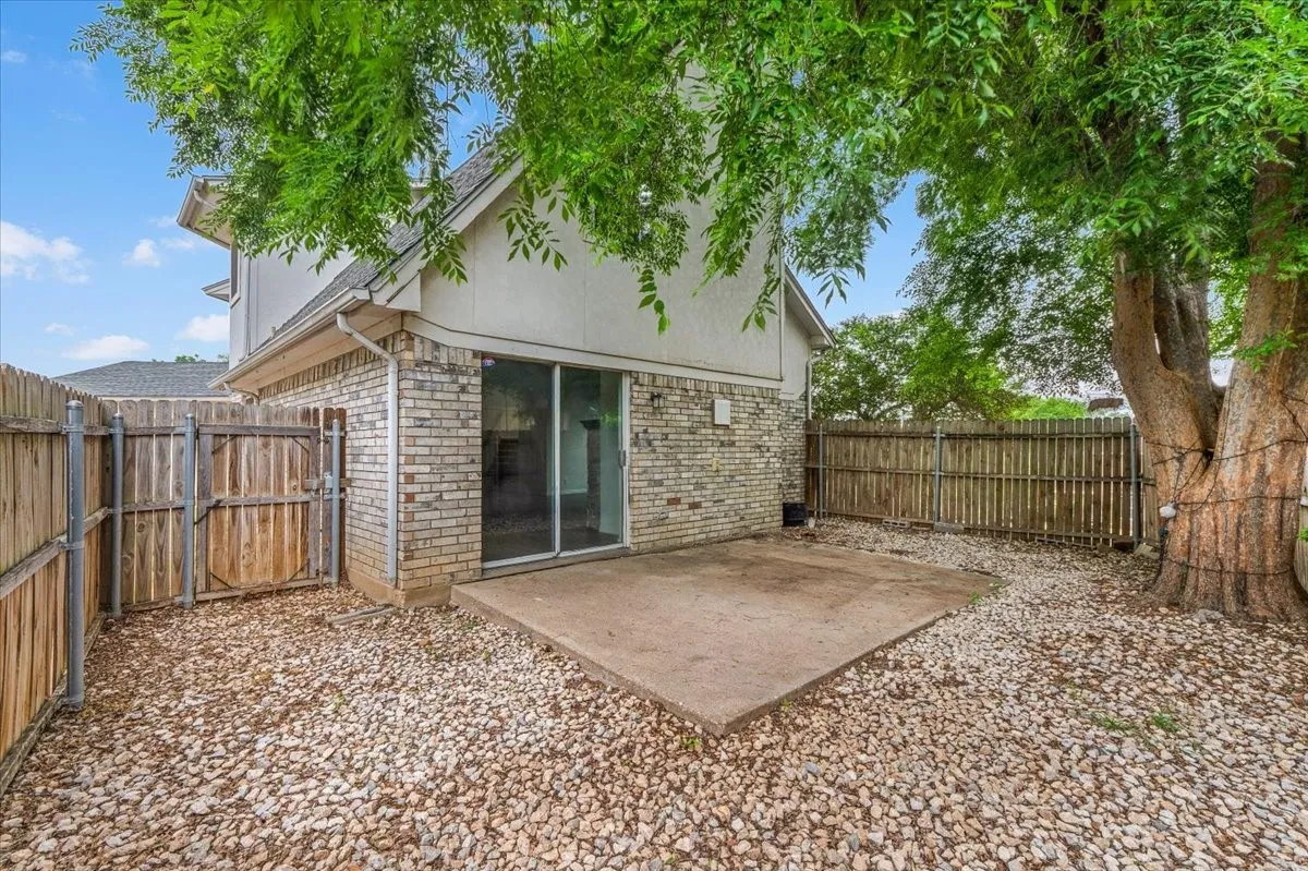 Single Family Residence For Sale in Tarrant County , 5315 Colony Hill Road, Fort Worth, Texas 76112, 3 Bedroom, 3 Bathroom, 2 Garage spaces, 2,190 Sqft, built in 1980, Preowned, mls#21224855, Real Estate Agent in Fort Worth, Homes For Sale in Tarrant county, Homes For Sale in Fort Worth, Realtor in Fort Worth Texas, Real Estate Brokerage Independent Realty Texas, Luminita Cordes Realtor