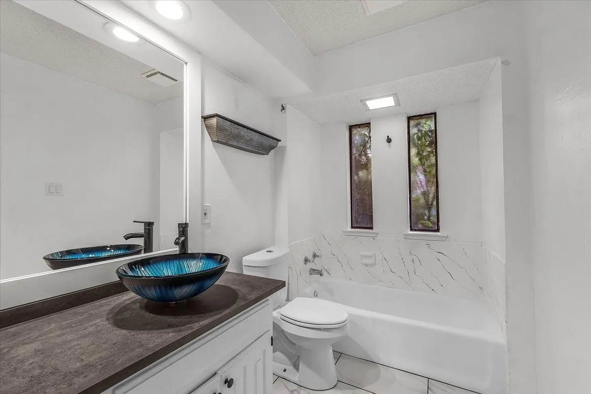 Single Family Residence For Sale in Tarrant County , 5315 Colony Hill Road, Fort Worth, Texas 76112, 3 Bedroom, 3 Bathroom, 2 Garage spaces, 2,190 Sqft, built in 1980, Preowned, mls#21224855, Real Estate Agent in Fort Worth, Homes For Sale in Tarrant county, Homes For Sale in Fort Worth, Realtor in Fort Worth Texas, Real Estate Brokerage Independent Realty Texas, Luminita Cordes Realtor