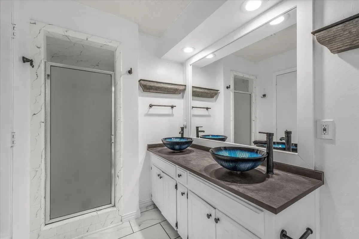 Single Family Residence For Sale in Tarrant County , 5315 Colony Hill Road, Fort Worth, Texas 76112, 3 Bedroom, 3 Bathroom, 2 Garage spaces, 2,190 Sqft, built in 1980, Preowned, mls#21224855, Real Estate Agent in Fort Worth, Homes For Sale in Tarrant county, Homes For Sale in Fort Worth, Realtor in Fort Worth Texas, Real Estate Brokerage Independent Realty Texas, Luminita Cordes Realtor