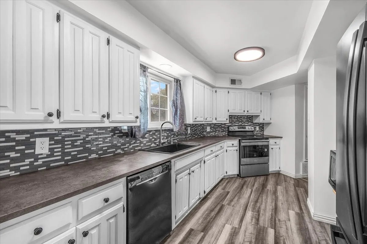 Single Family Residence For Sale in Tarrant County , 5315 Colony Hill Road, Fort Worth, Texas 76112, 3 Bedroom, 3 Bathroom, 2 Garage spaces, 2,190 Sqft, built in 1980, Preowned, mls#21224855, Real Estate Agent in Fort Worth, Homes For Sale in Tarrant county, Homes For Sale in Fort Worth, Realtor in Fort Worth Texas, Real Estate Brokerage Independent Realty Texas, Luminita Cordes Realtor