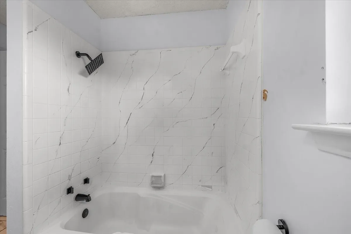 Single Family Residence For Sale in Tarrant County , 5315 Colony Hill Road, Fort Worth, Texas 76112, 3 Bedroom, 3 Bathroom, 2 Garage spaces, 2,190 Sqft, built in 1980, Preowned, mls#21224855, Real Estate Agent in Fort Worth, Homes For Sale in Tarrant county, Homes For Sale in Fort Worth, Realtor in Fort Worth Texas, Real Estate Brokerage Independent Realty Texas, Luminita Cordes Realtor