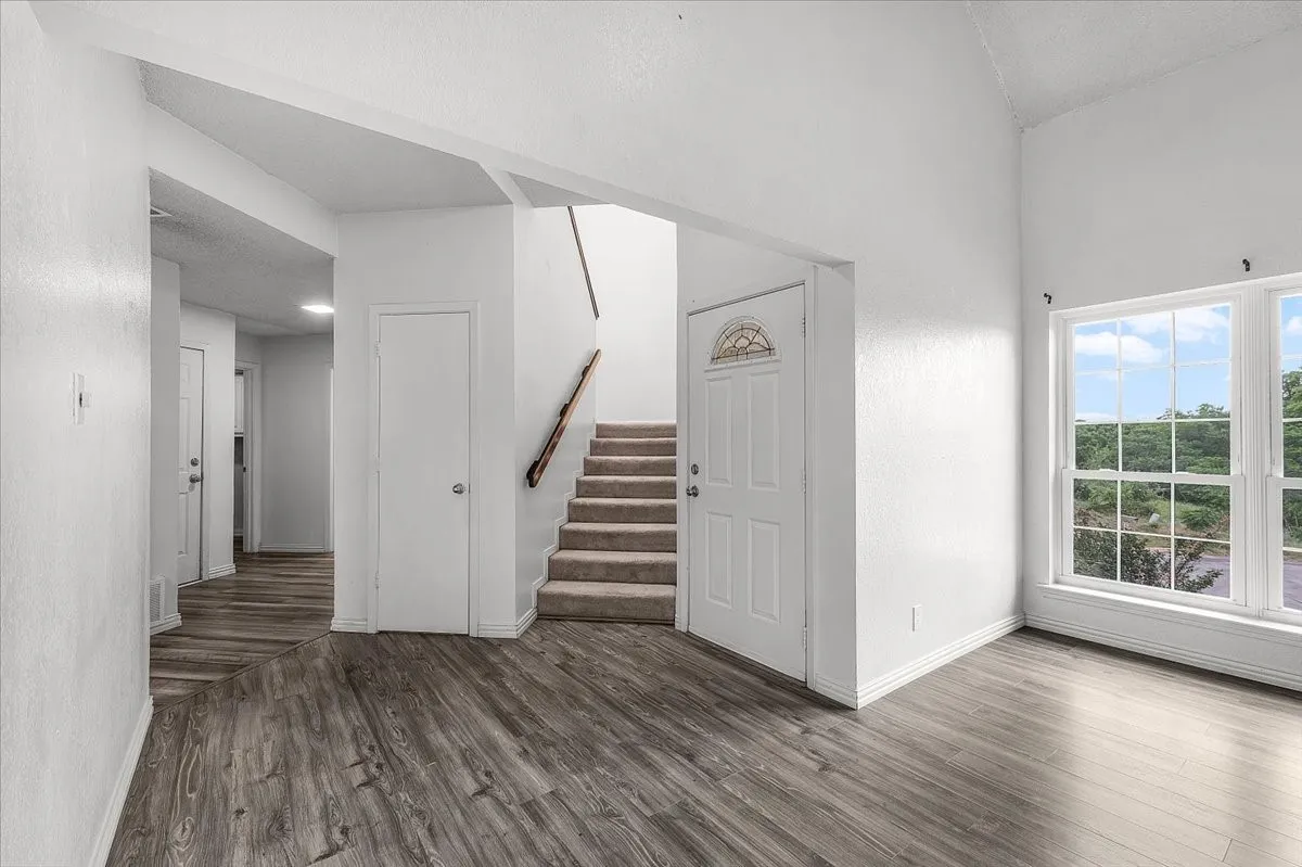 Single Family Residence For Sale in Tarrant County , 5315 Colony Hill Road, Fort Worth, Texas 76112, 3 Bedroom, 3 Bathroom, 2 Garage spaces, 2,190 Sqft, built in 1980, Preowned, mls#21224855, Real Estate Agent in Fort Worth, Homes For Sale in Tarrant county, Homes For Sale in Fort Worth, Realtor in Fort Worth Texas, Real Estate Brokerage Independent Realty Texas, Luminita Cordes Realtor