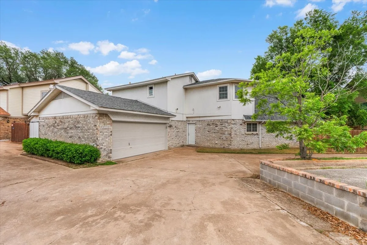 Single Family Residence For Sale in Tarrant County , 5315 Colony Hill Road, Fort Worth, Texas 76112, 3 Bedroom, 3 Bathroom, 2 Garage spaces, 2,190 Sqft, built in 1980, Preowned, mls#21224855, Real Estate Agent in Fort Worth, Homes For Sale in Tarrant county, Homes For Sale in Fort Worth, Realtor in Fort Worth Texas, Real Estate Brokerage Independent Realty Texas, Luminita Cordes Realtor