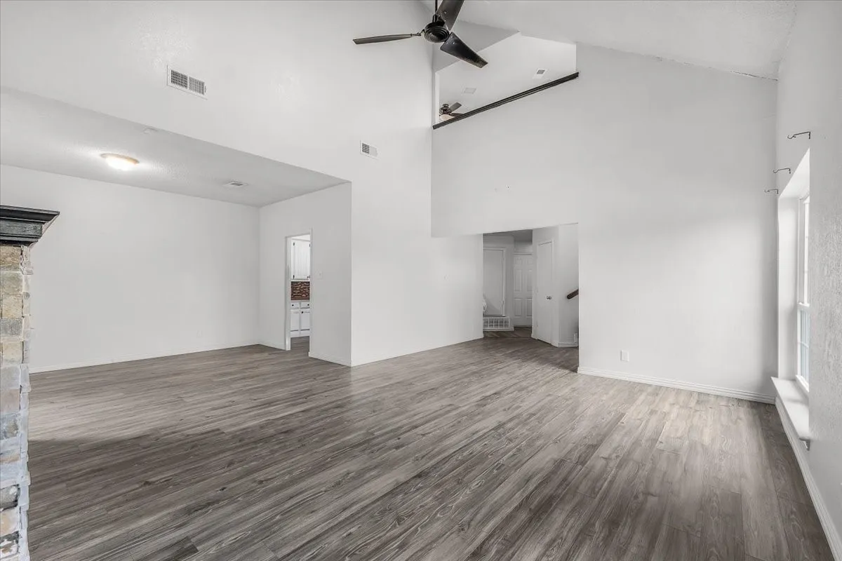 Single Family Residence For Sale in Tarrant County , 5315 Colony Hill Road, Fort Worth, Texas 76112, 3 Bedroom, 3 Bathroom, 2 Garage spaces, 2,190 Sqft, built in 1980, Preowned, mls#21224855, Real Estate Agent in Fort Worth, Homes For Sale in Tarrant county, Homes For Sale in Fort Worth, Realtor in Fort Worth Texas, Real Estate Brokerage Independent Realty Texas, Luminita Cordes Realtor