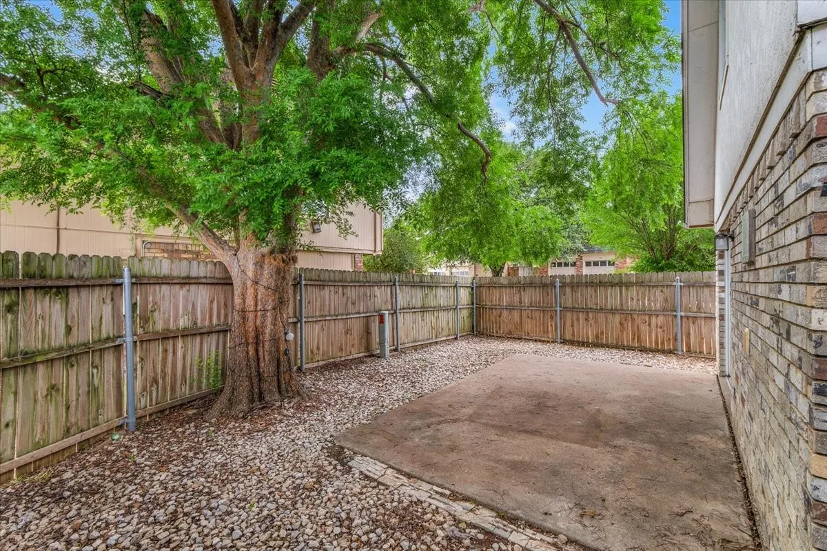 Single Family Residence For Sale in Tarrant County , 5315 Colony Hill Road, Fort Worth, Texas 76112, 3 Bedroom, 3 Bathroom, 2 Garage spaces, 2,190 Sqft, built in 1980, Preowned, mls#21224855, Real Estate Agent in Fort Worth, Homes For Sale in Tarrant county, Homes For Sale in Fort Worth, Realtor in Fort Worth Texas, Real Estate Brokerage Independent Realty Texas, Luminita Cordes Realtor
