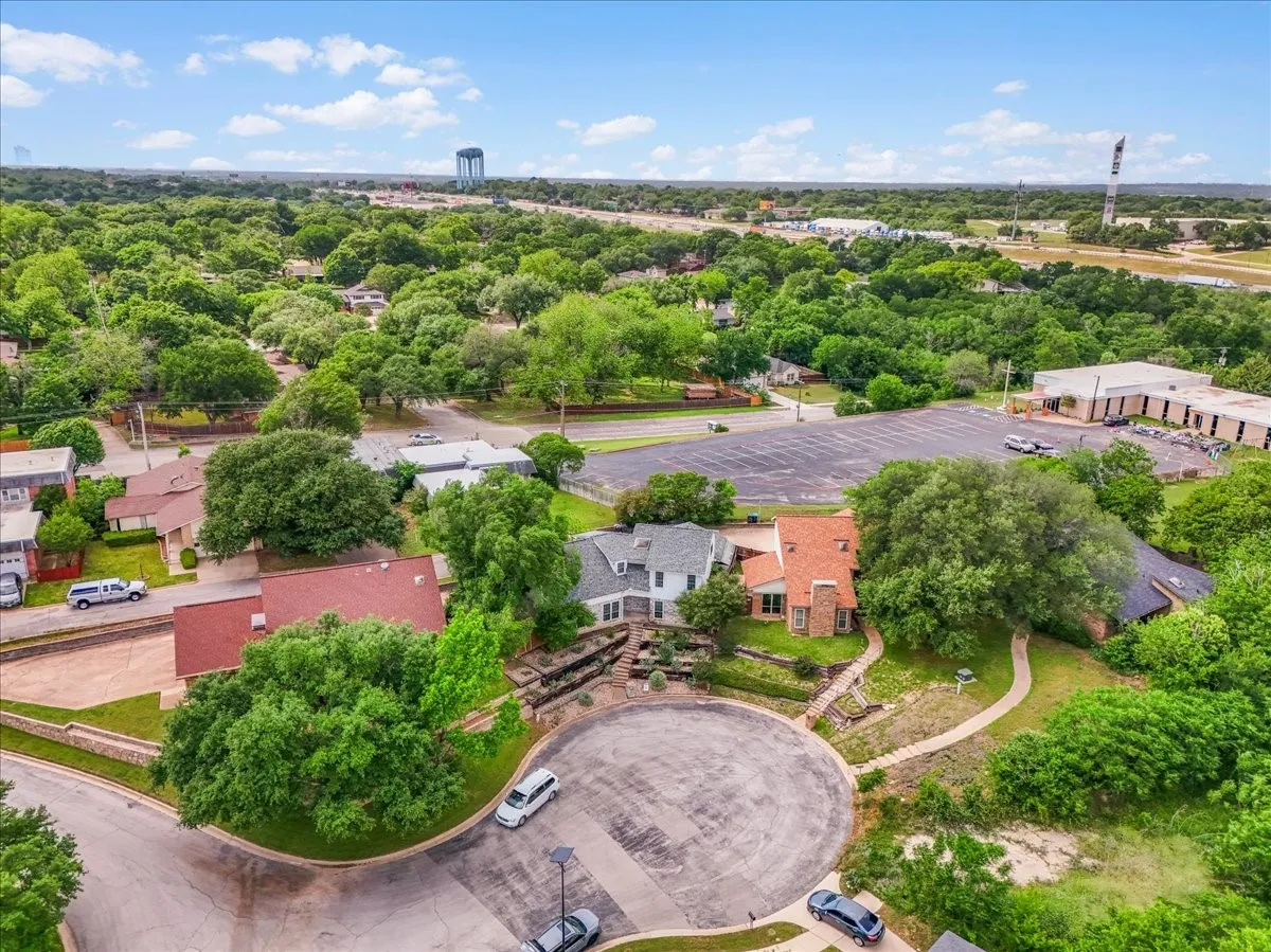 Single Family Residence For Sale in Tarrant County , 5315 Colony Hill Road, Fort Worth, Texas 76112, 3 Bedroom, 3 Bathroom, 2 Garage spaces, 2,190 Sqft, built in 1980, Preowned, mls#21224855, Real Estate Agent in Fort Worth, Homes For Sale in Tarrant county, Homes For Sale in Fort Worth, Realtor in Fort Worth Texas, Real Estate Brokerage Independent Realty Texas, Luminita Cordes Realtor