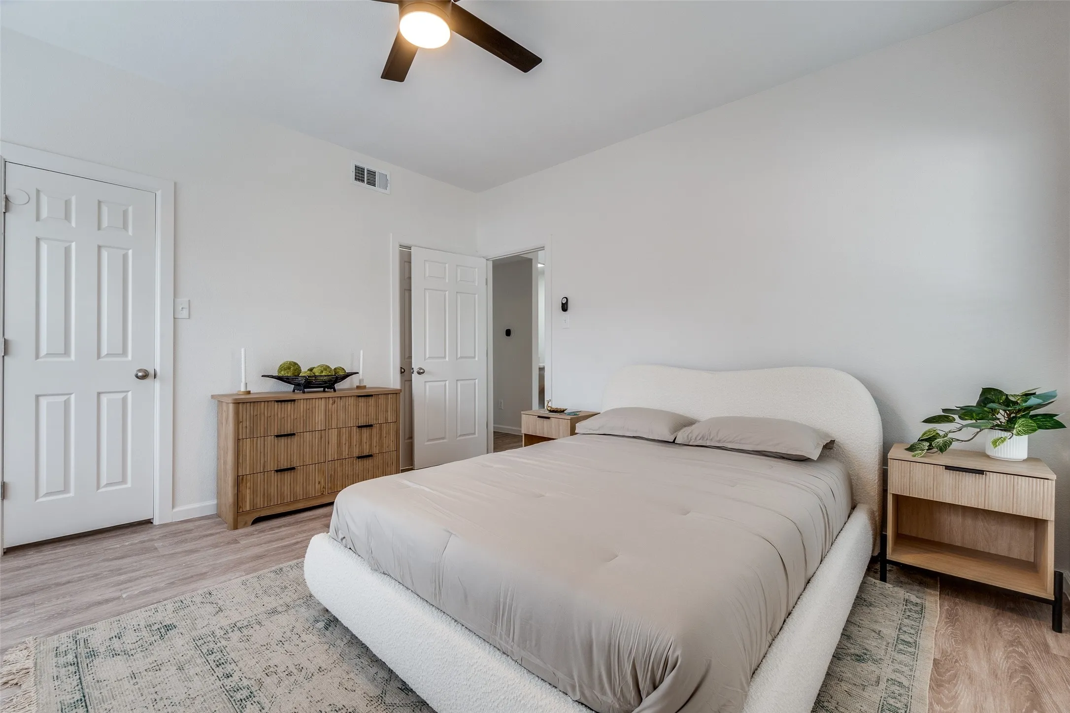 Condominium For Sale in Dallas County , 6003 Oram Street 203, Dallas, Texas 75206, 1 Bedroom, 1 Bathroom, 1 Garage spaces, 750 Sqft, built in 1985, Preowned, Price $229,000, mls#21225713, Real Estate Agent in Dallas, Homes For Sale in Dallas county, Homes For Sale in Dallas, Realtor in Dallas Texas, Real Estate Brokerage Independent Realty Texas, Luminita Cordes Realtor